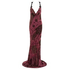 Roberto Cavalli, abito da sera in velluto tagliato bordeaux con scollo ad aletta, primavera 2004