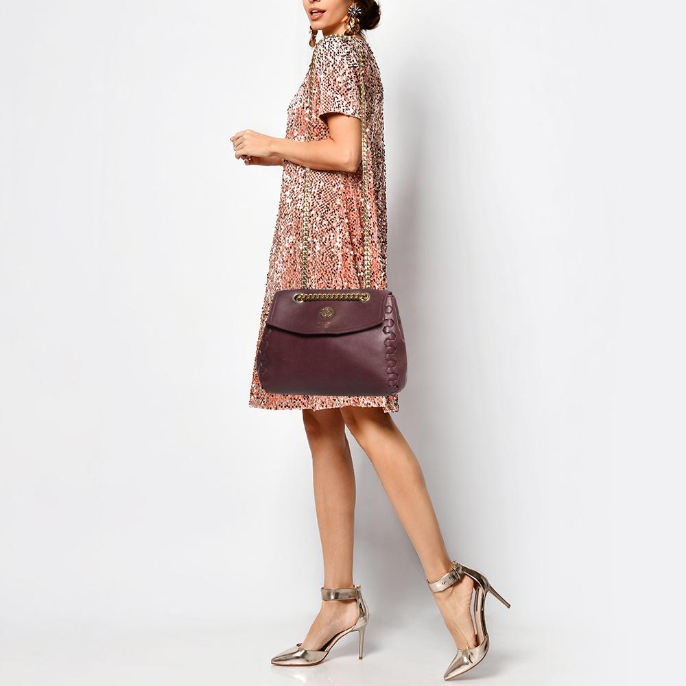 If you are looking for something that reflects chic and luxury, then this bag is a perfect choice. Crafted from premium materials, it can be conveniently carried around, and its interior is spaciously sized to house your belongings with ease.