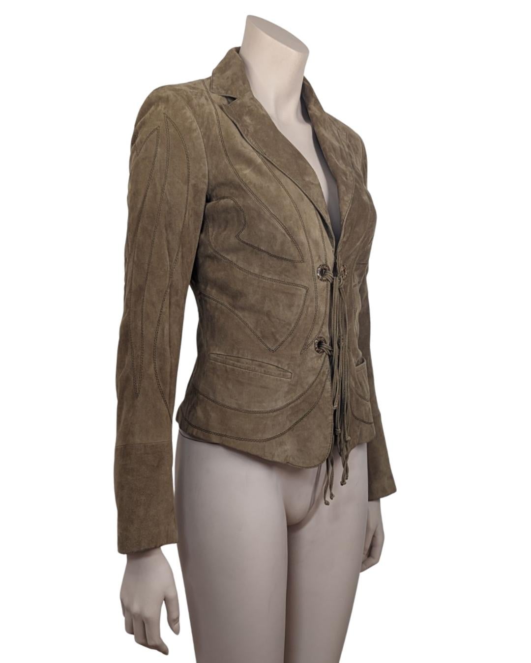 Roberto Cavalli Butterfly Suede Leather Jacket with delicate silk lining.
Circa 2000s.

. Butterfly slim_cut design silhouette
· V-neck
· Whipstitch detailling
. High neck
 

Fits XS, S

Flat measurements : 
pit to pit : 42 cm
Breast : 40 cm
Length