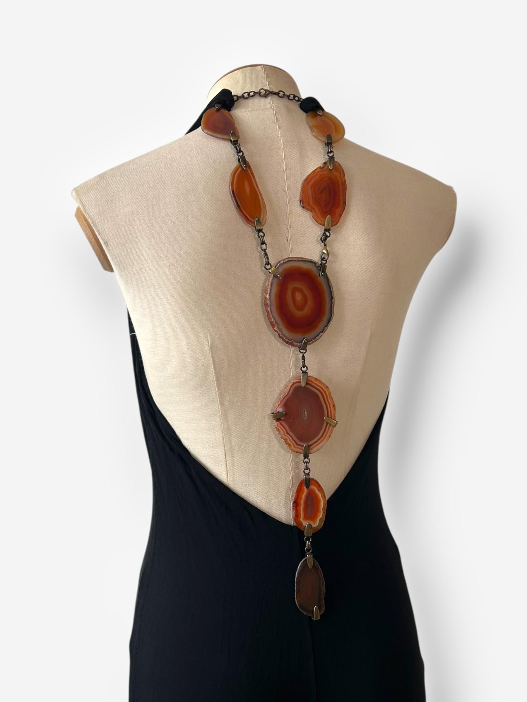 
Un abito mozzafiato lungo fino al pavimento di Roberto Cavalli, circa 2010. Questo abito spettacolare è caratterizzato da una schiena super scollata con una scollatura ad aletta, elegantemente allacciata dietro il collo e rifinita con una collana