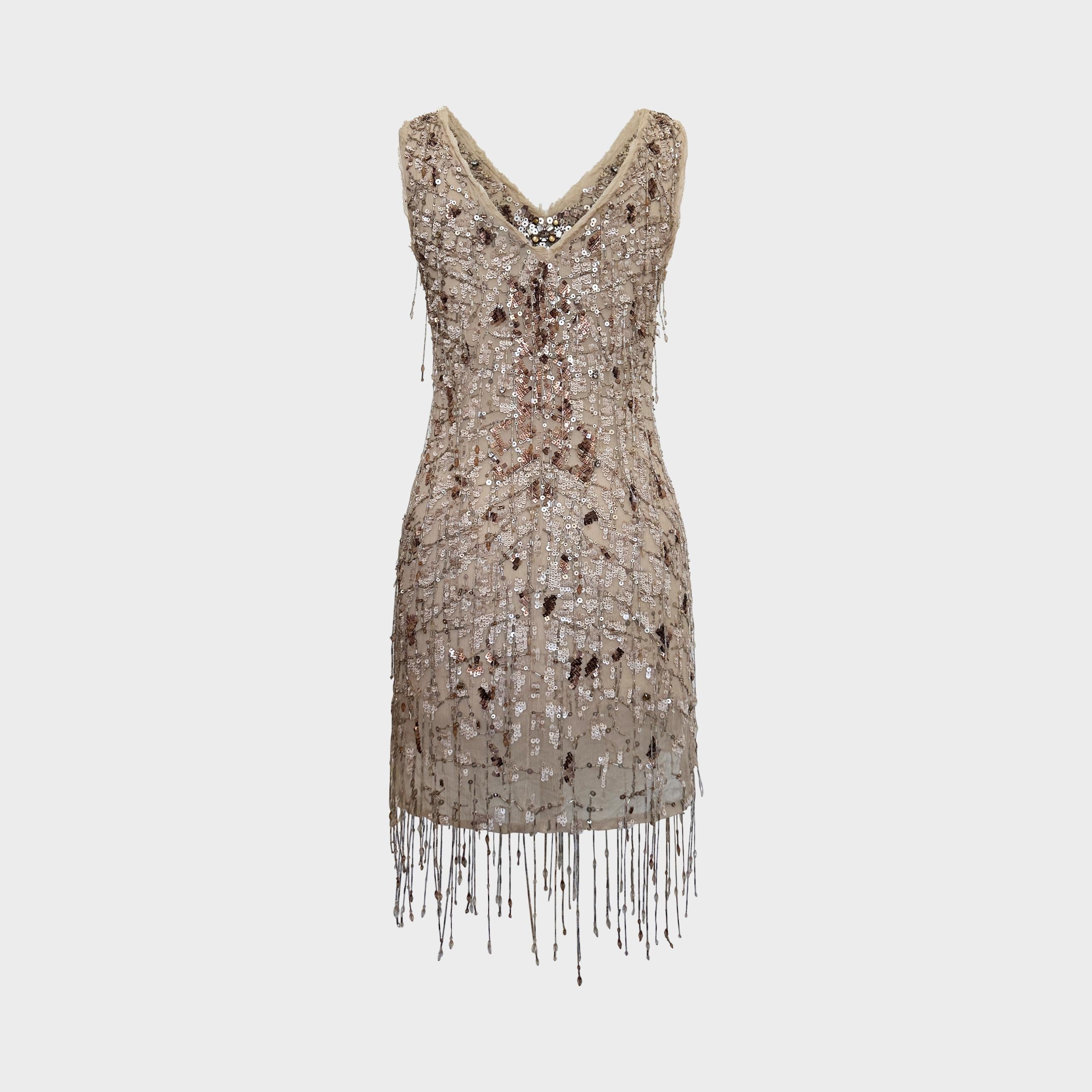 Conçue par Roberto Cavalli pour la collection automne/hiver 2012, cette robe de cocktail incarne le glamour sensuel et l'artisanat méticuleux qui définissent l'esthétique du créateur italien. Confectionnée en tulle de soie nude, elle est entièrement