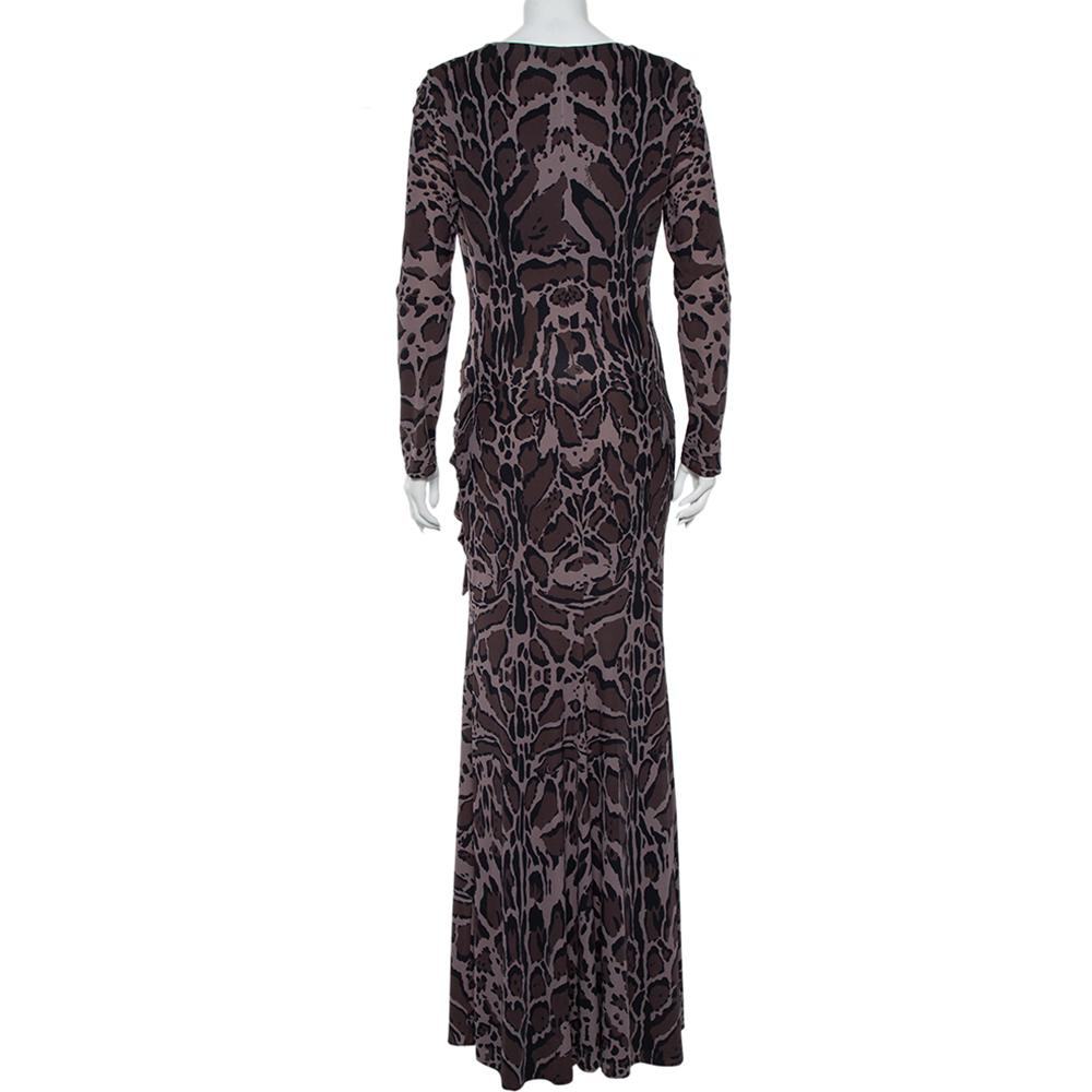 The fine artistry in tailoring exhibits Roberto Cavalli's years of impeccable craftsmanship. Made from jersey in a charcoal grey shade, the maxi dress is adorned with a draped detail around the neckline, knotted style on the waist, and intricate