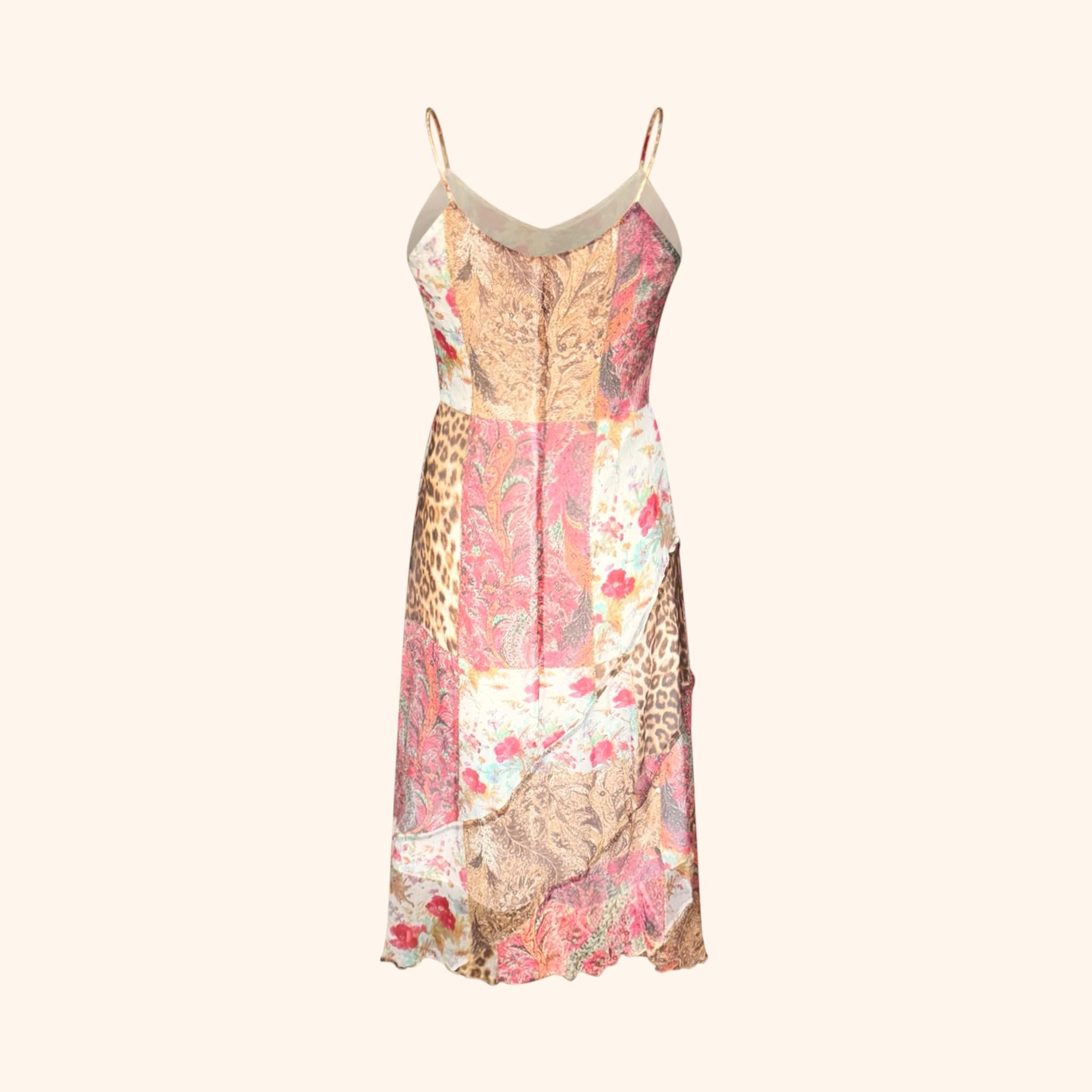 Robe Vintage Class Roberto Cavalli en 100% soie, avec un patchwork de panneaux floraux, baroques et subtilement imprimés d'animaux, signature de la marque.
Ce modèle du début des années 2000 de Cavalli présente une silhouette légère et fluide dotée