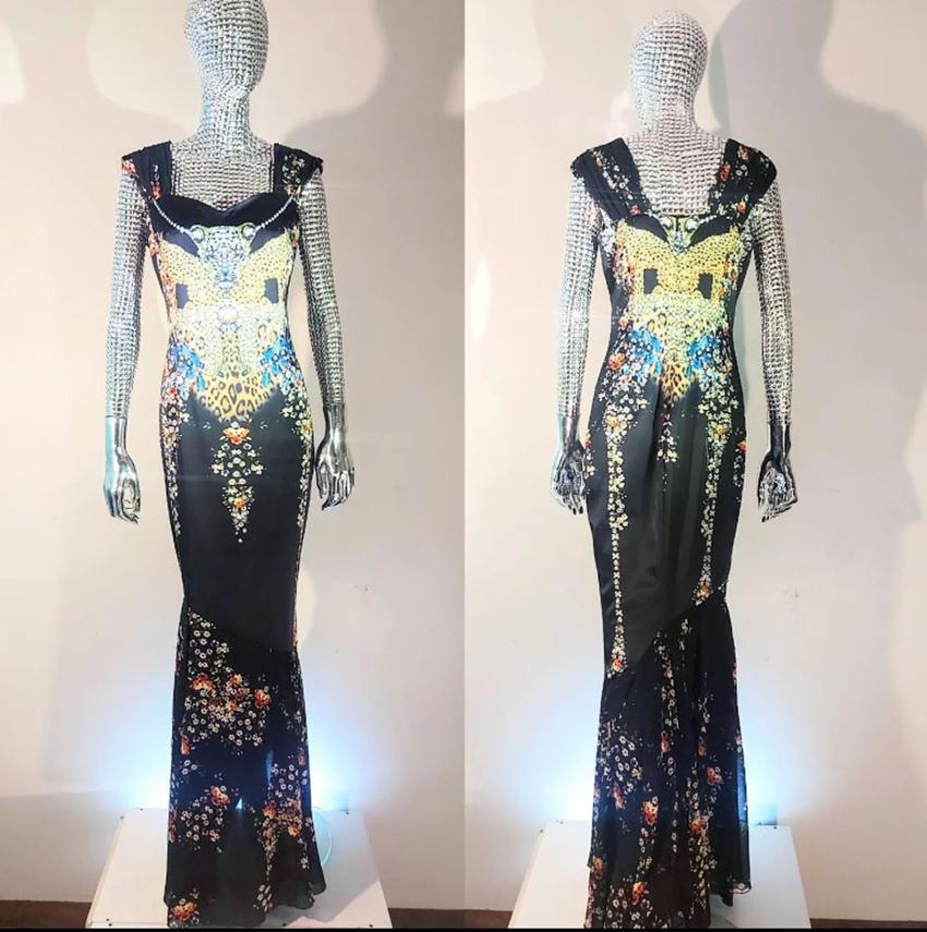 ROBERTO CAVALLI CLASS 

A trompe l'oeil effect with precious gems, delicate flowers and animal fur, a beautiful panther face diamond pendant jewel is the central piece completed for a beaded dress, blue topaz or sapphires enhance the waist while a