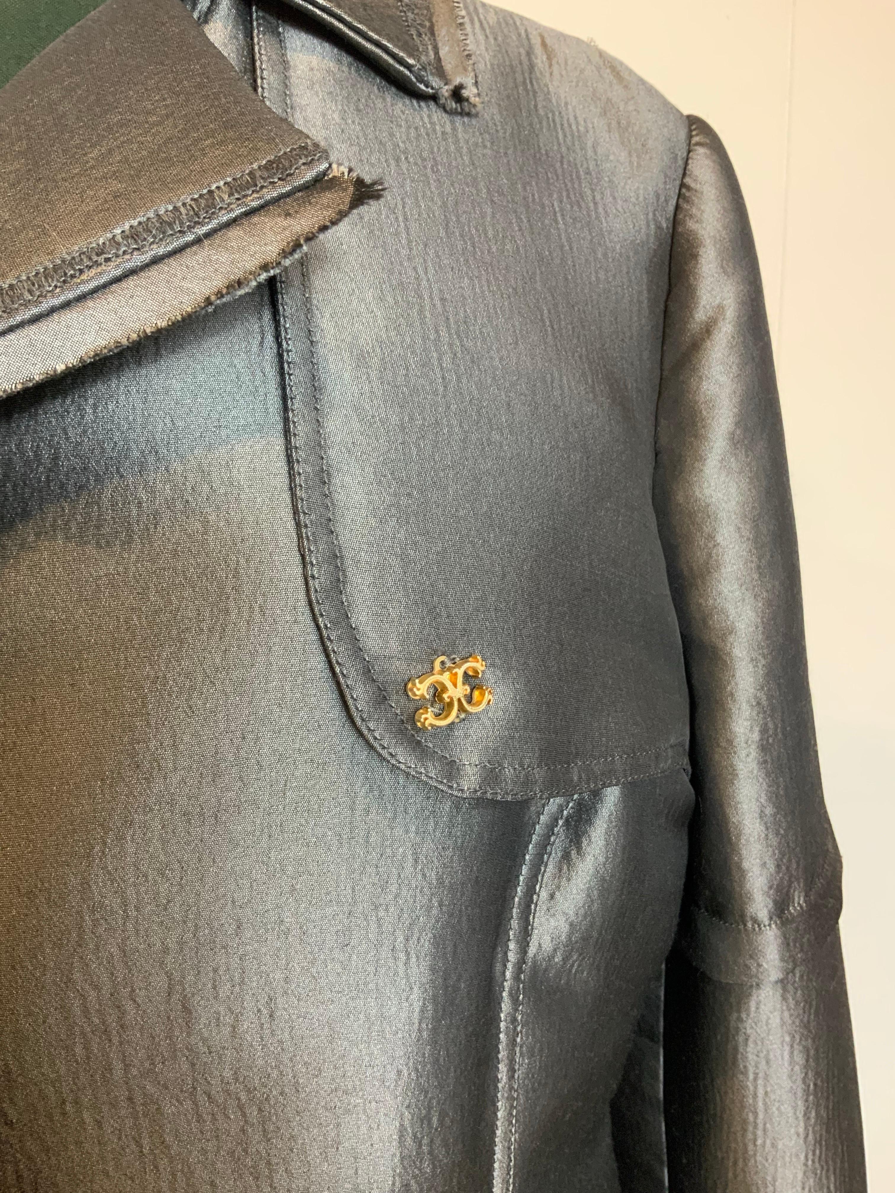 CLASSE Cappotto Roberto Cavalli.
Realizzato in poliestere e lana.
La taglia indicata è 1 italiana che corrisponde a una L/XL internazionale.
Spalle 48 cm
Busto 54 cm
Lunghezza 112 cm
Ottime condizioni generali, presenta minimi segni di normale