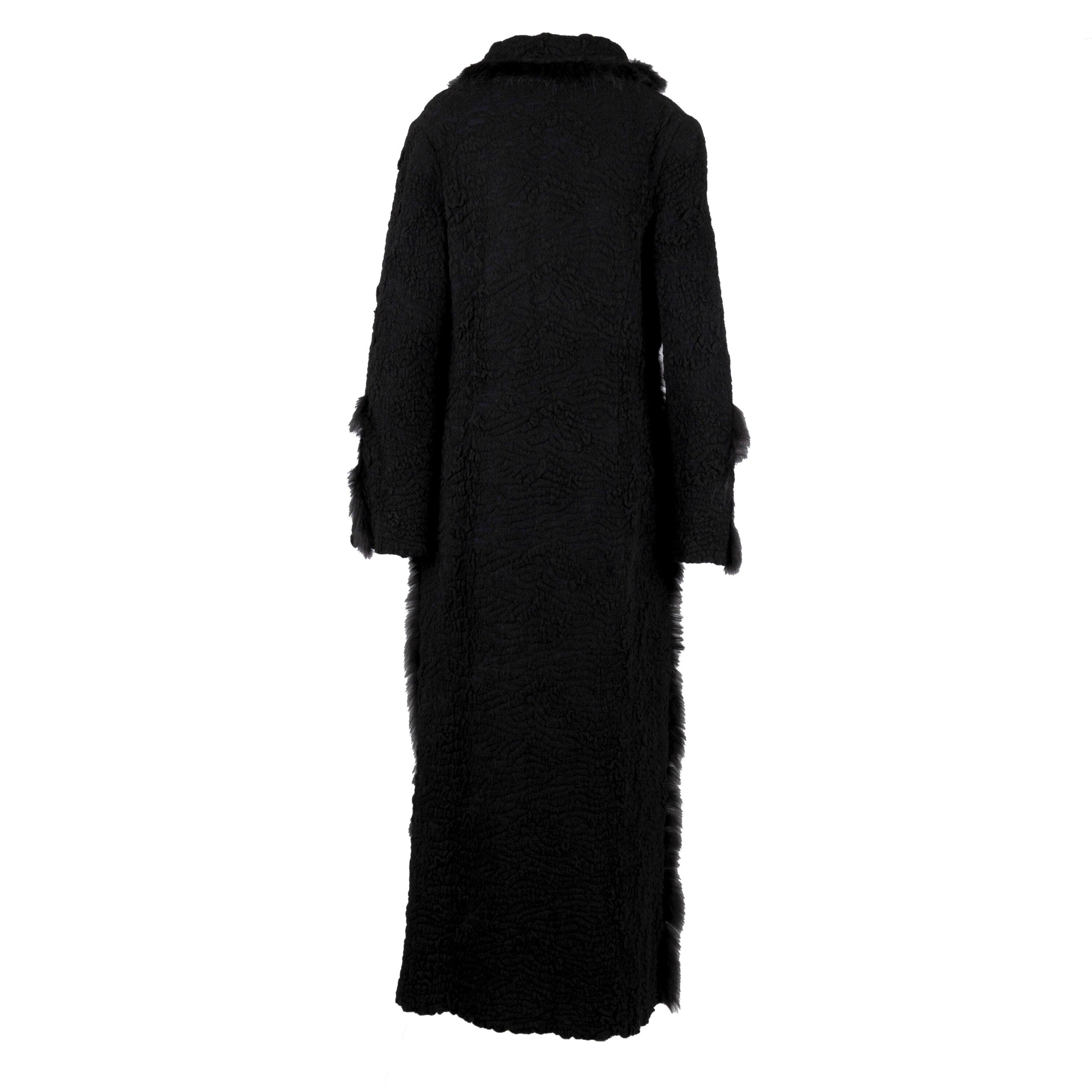 Questo cappotto lungo Roberto Cavalli Class è la perfetta combinazione di lusso e praticità. Questo design unico è realizzato con un mix di materiali in una maglia a forma di orsacchiotto, che offre un tocco di stile. Rifinito con colletto in