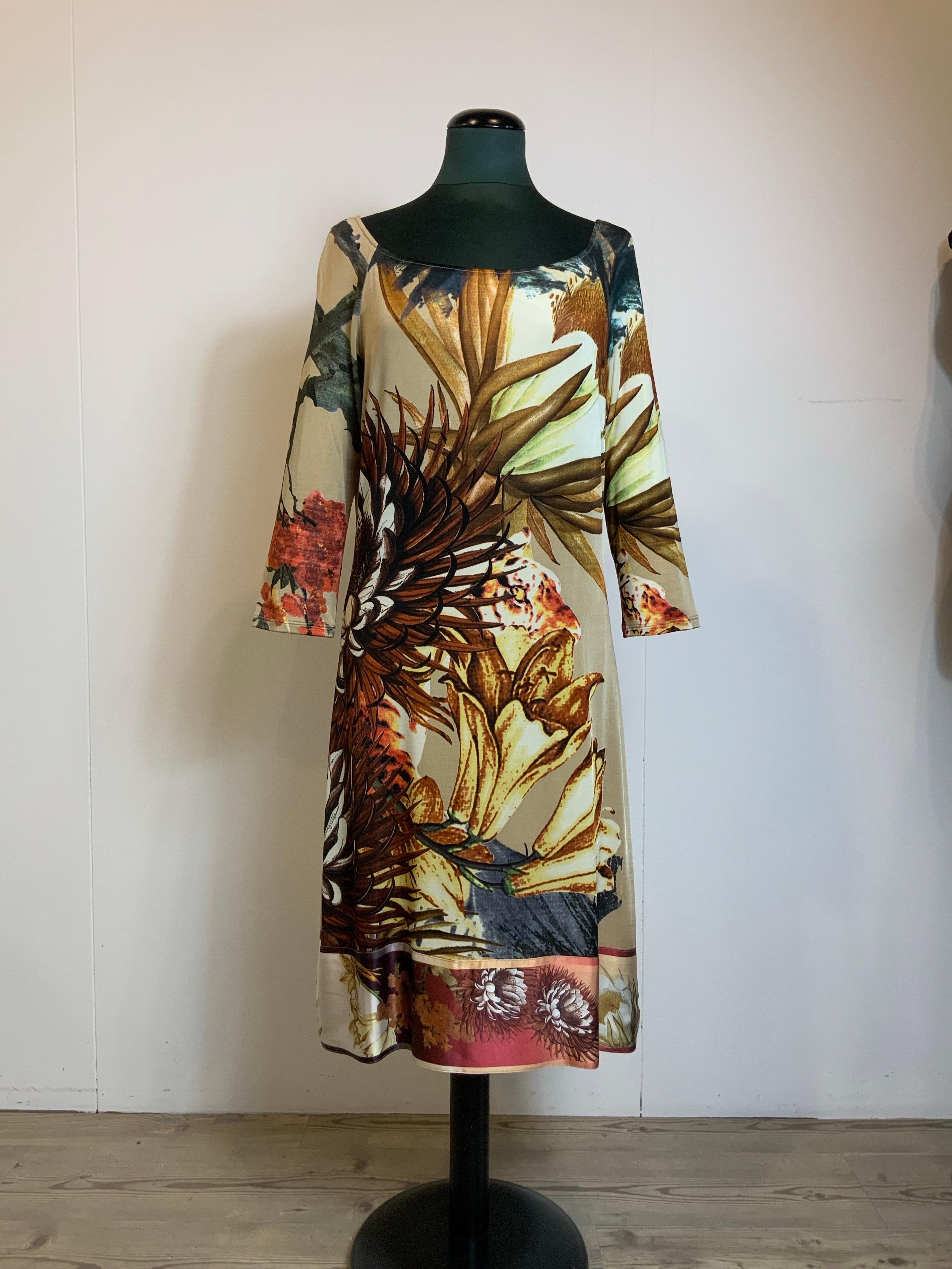 Roberto Cavalli CLASS dress
In viscose and elastane.
Very beautiful pattern and autumn colors.
Italian size 48.
Shoulders 48 cm
Bust 52 cm
Length 105 cm
Excellent general condition, has some pulled threads and minimal signs of use.
