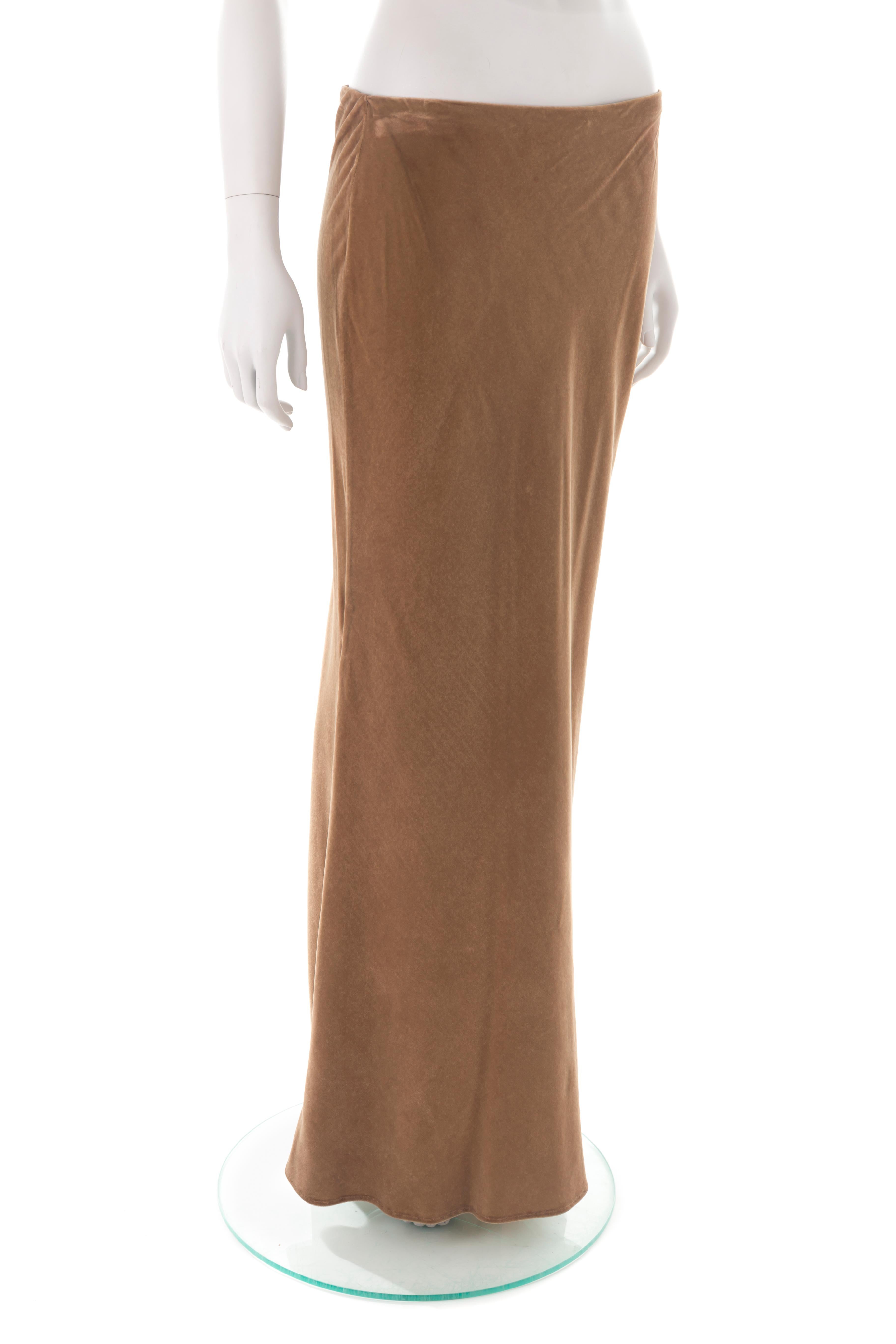 - Roberto Cavalli Class by Roberto Cavalli
- Sold by Gold Palms Vintage
- Early 2000s
- Brown velvet fabric
- Figure-hugging fit
- Low-waist
- Size 44
- Pinch marks on the waistband
