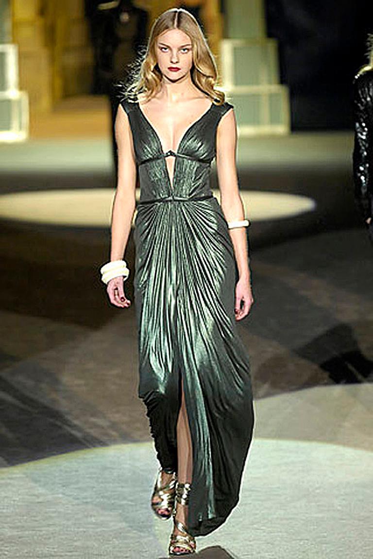 Roberto Cavalli est passé maître dans l'art de la robe de style Glamazone.  Ce look inspiré de Cléopâtre a toujours été convoité depuis qu'il a été vu sur le défilé de l'automne 2007 de la créatrice.  Dans ses collections précédentes, Roberto