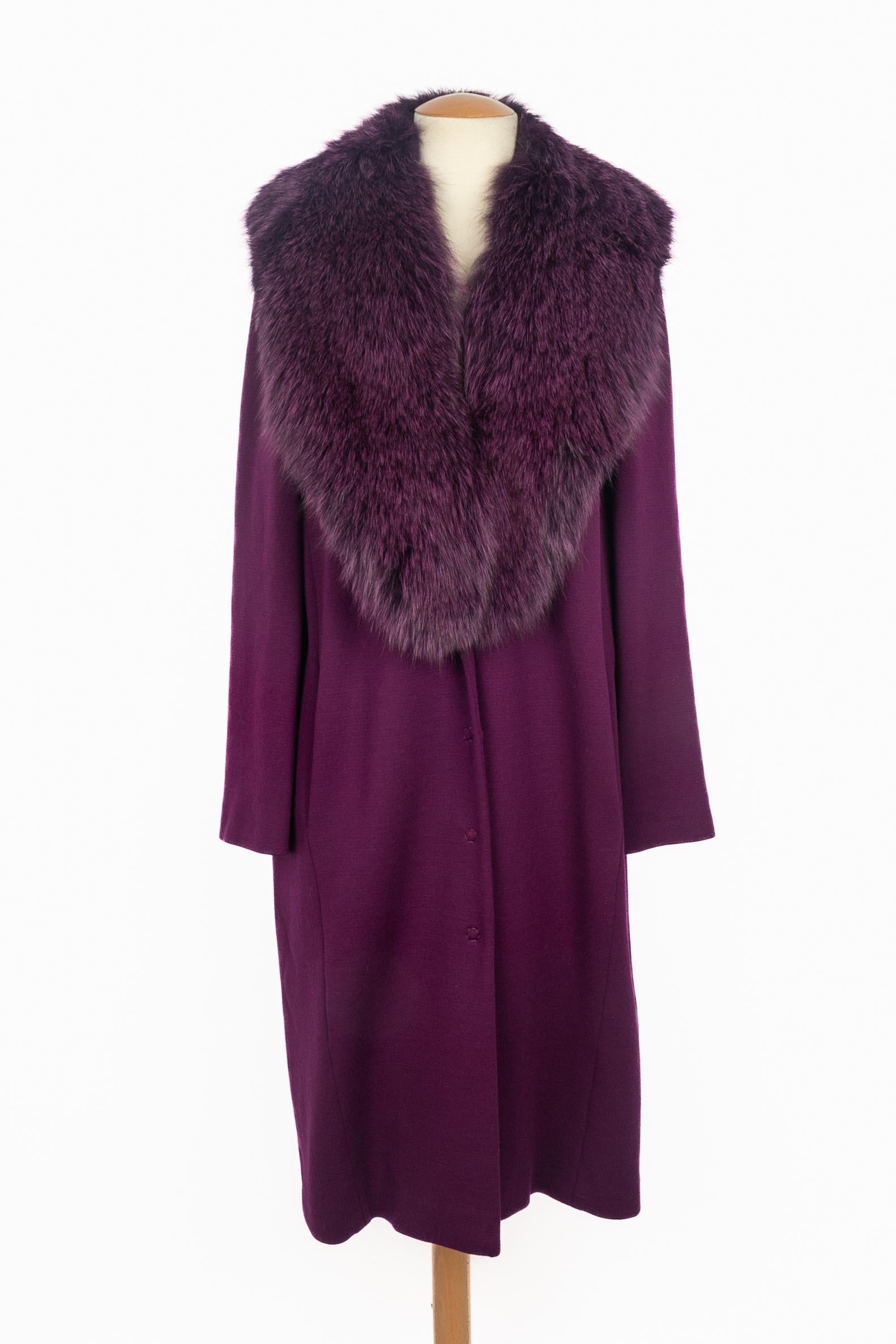 ROBERTO CAVALLI - (Made in Italy) Cappotto in jersey con collo in pelliccia di volpe. Indicata la taglia 40FR. Collection'S 2012.

Condizioni:
Ottime condizioni

Dimensioni:
Larghezza spalle: 41 cm - Petto: 56 cm - Lunghezza maniche: 63 cm -