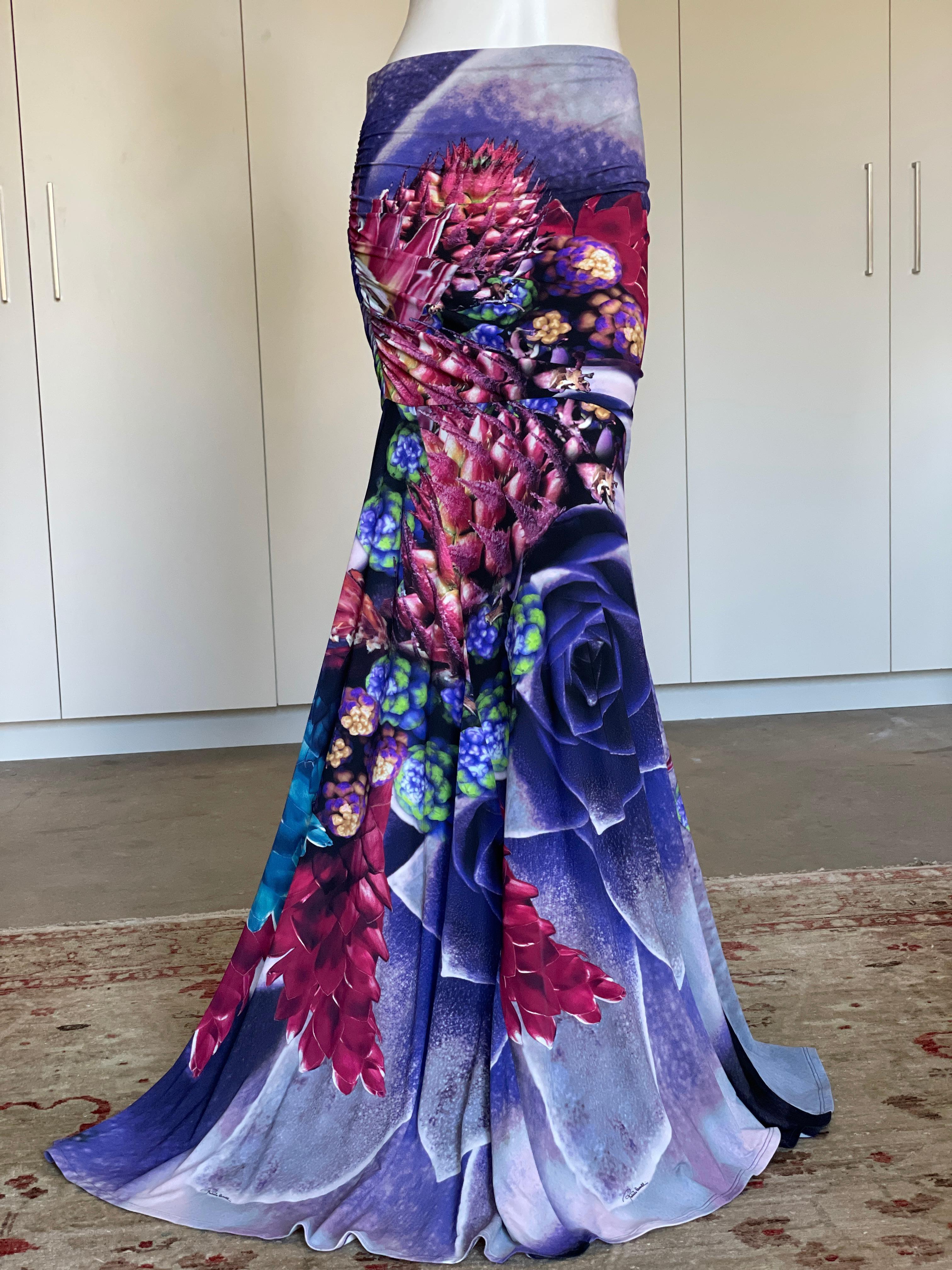 Roberto Cavalli Colorful Vintage Mermaid Skirt with Side Ruching
Please use the zoom feature to see all the great details.
Size 42 
 Waist 29