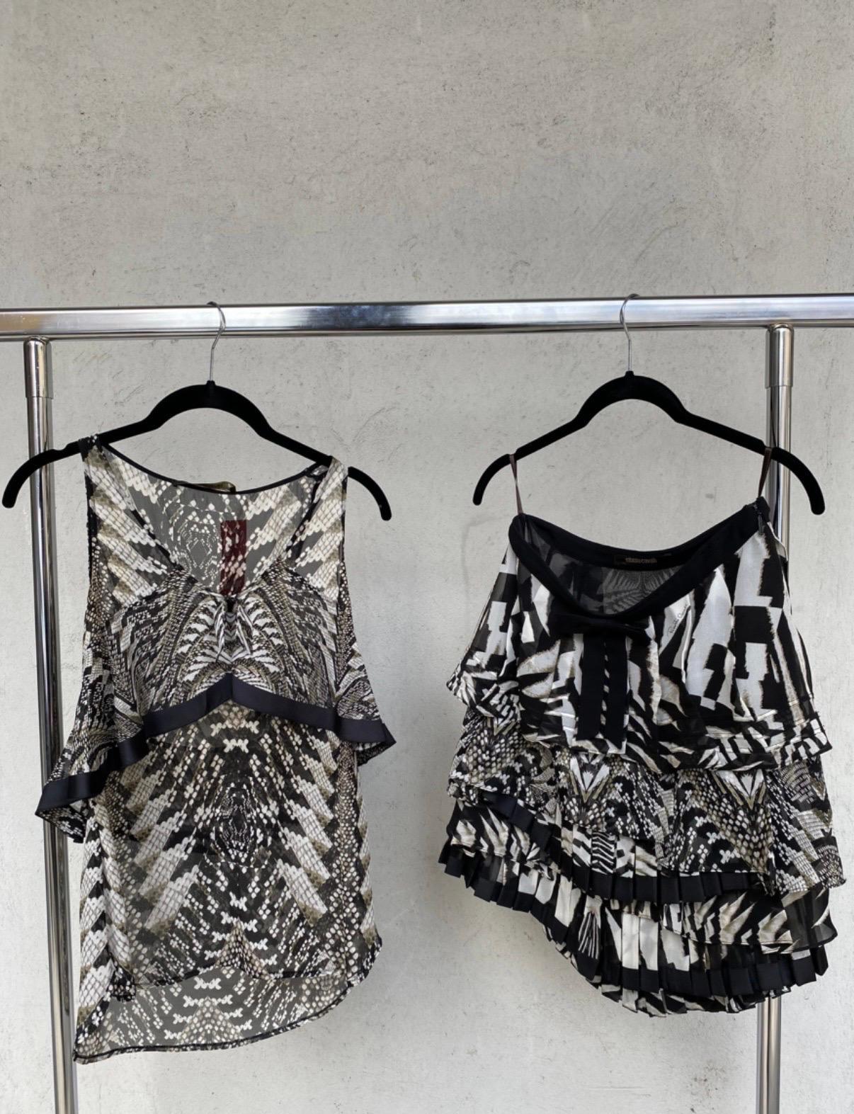 Completo Roberto Cavalli, top + gonna.
100% seta bianca e nera.
Taglia 38 italiana, modello classico di Roberto Cavalli. Misure della gonna: vita 34 cm, fianchi 47 cm, lunghezza 47 cm. Misure del top: lunghezza 67 cm, torace 41 cm, tracolla 26 cm,