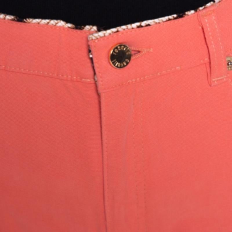 Roberto Cavalli Coral Pink Cotton Logo Plaque Detail Jeans L In condizioni ottime in vendita a Dubai, Al Qouz 2