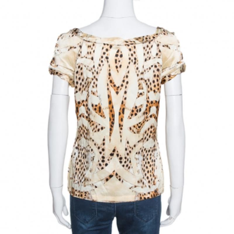 Roberto Cavalli Crema y Beige Seda Estampado Leopardo Top Manga Corta S en Bueno estado para la venta en Dubai, Al Qouz 2
