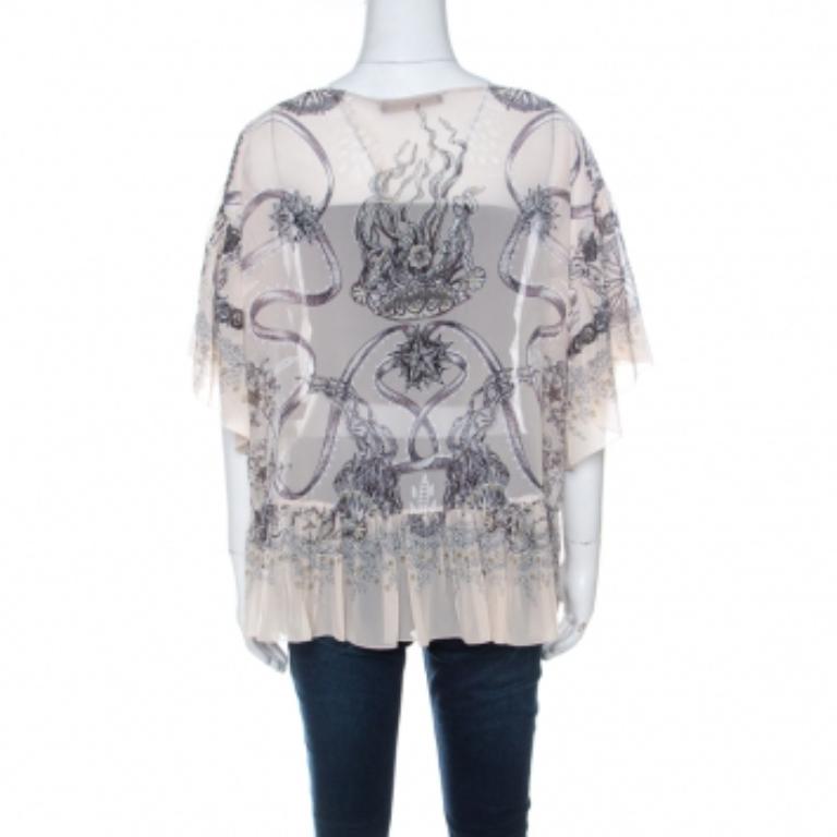 Réputé pour ses designs/One, ce top Roberto Cavalli est un incontournable de votre collection. Il est de couleur crème et marron et est rehaussé d'un charmant imprimé botanique sur toute sa surface. Taillé dans une soie de qualité, ce haut féminin