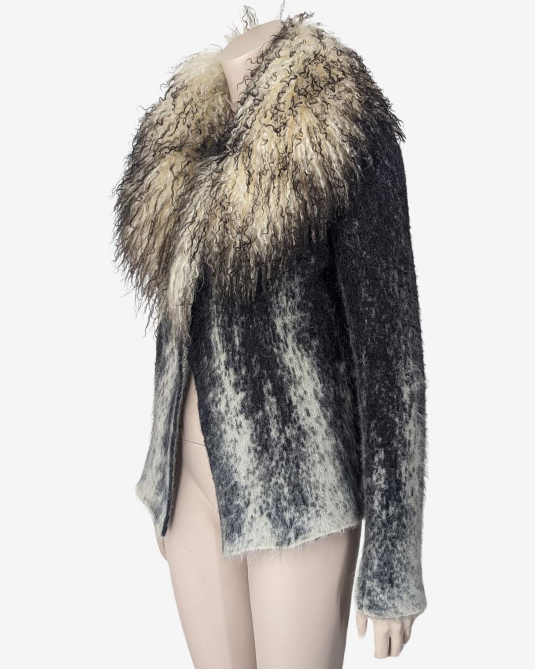 Roberto Cavalli cream and grey mohair cardigan with Mongolian fur collar - Class line

. Knit mix of light and soft ivory and grey wool and mohair.
. Mongolian voluminous fur collar removable

Fits S, M
Tags  38FR

Flat measurements : ( slightly