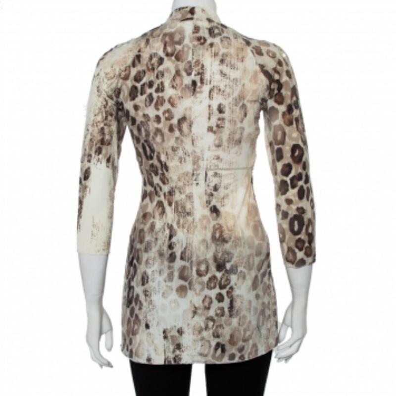 You cannot go wrong with an impressive ensemble like this one from Roberto Cavalli! Step out in confidence when you wear this cream tunic. This amazing creation features an animal print all over and a flattering silhouette. It flaunts a