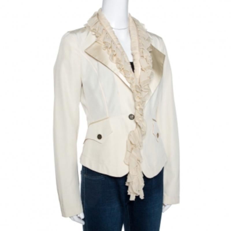 Die Roberto Cavalli Jacke ist eine elegante Art, Ihre Kleider und Einzelteile zu schichten. Diese cremefarbene Baumwolljacke hat eine schöne Silhouette mit langen Ärmeln, einem gekerbten Kragen und Rüschenbesatz auf der Vorderseite. Die Jacke ist