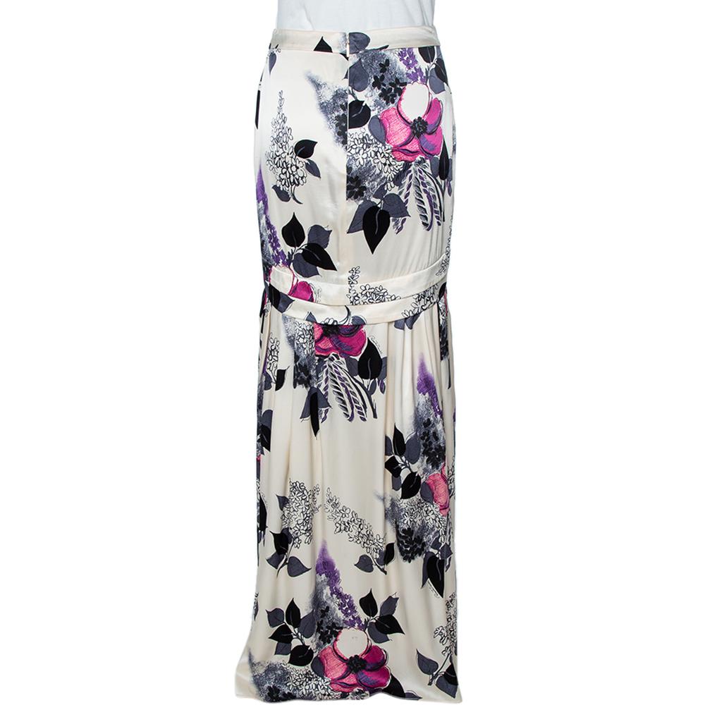 This stylish maxi skirt comes from the house of Roberto Cavalli. Crafted from 100% silk, it flaunts a floral print and comes in lovely hues of cream. It has a fitted silhouette, a hemline that reaches the floor and it exudes sophistication. It is