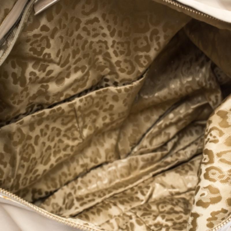 Roberto Cavalli - Hobo à franges clouté en cuir crème État moyen - En vente à Dubai, Al Qouz 2