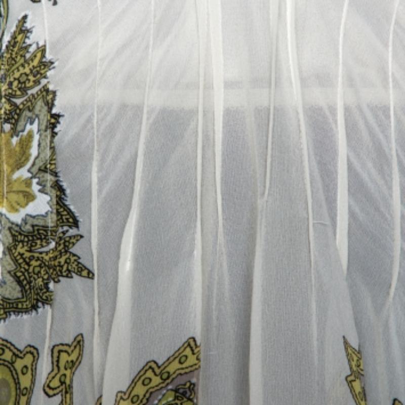 Este top crema de Roberto Cavalli te hará estar divina a la moda. Muy bien confeccionado, el top tiene cuello halter, botones en la espalda y bonitos estampados por todas partes. Sencilla y cómoda, puedes llevar esta creación con vaqueros o