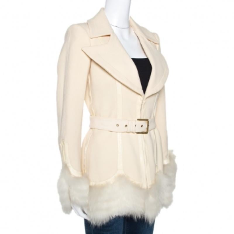 Diese stilvolle Jacke stammt aus dem kultigen Haus Roberto Cavalli. Diese luxuriöse Kreation aus 100 % Schurwolle ist in einem schönen Cremeton gehalten. Er ist mit übertriebenem Revers, langen Ärmeln und Häkchenverschlüssen auf der Vorderseite