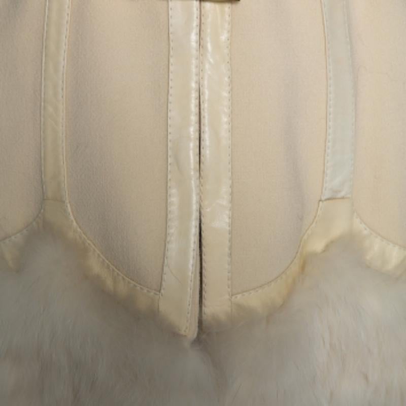 Roberto Cavalli Cremefarbene Jacke mit Gürtel und Fuchspelzbesatz aus Wolle M im Zustand „Gut“ im Angebot in Dubai, Al Qouz 2