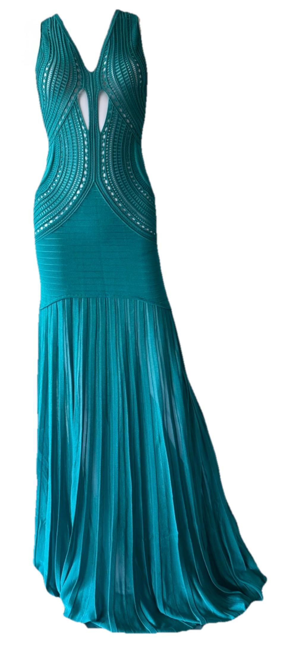 Questo favoloso maxi abito di Roberto Cavalli unisce sensualità ed eleganza costiera. Realizzato in una vivace tonalità verde acqua, presenta un corpetto a maglia aperta all'uncinetto con tagli strategici e una gonna morbida e fluida a pieghe. Il