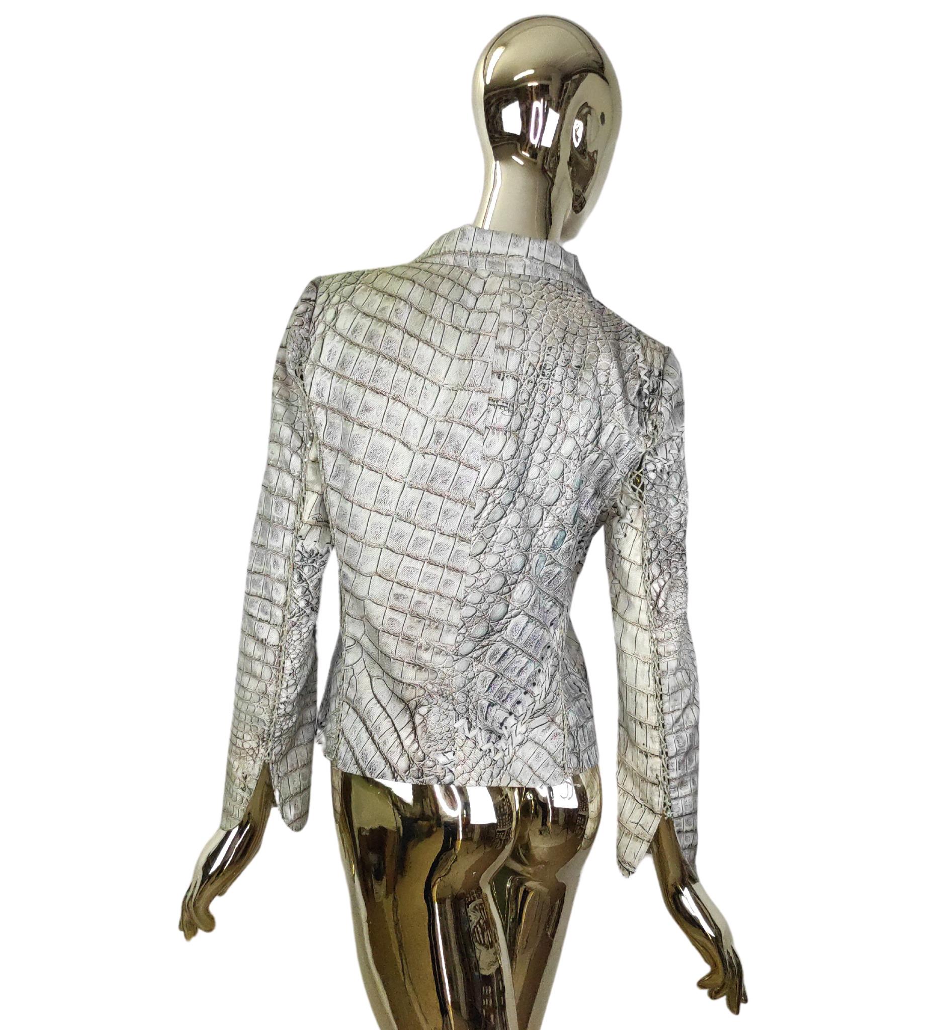 Blazer Roberto Cavalli
Soie imprimée crocodile
Lacets ajustables sur les manches et dans le dos

Taille 44 IT
Mesures :
épaules 40,5 cm - 16 in
buste 101,5 cm - 40 in
taille 86 cm - 34 in
hanches 91,5 cm - 36 in
longueur 58,5 cm - 23 in

Excellent