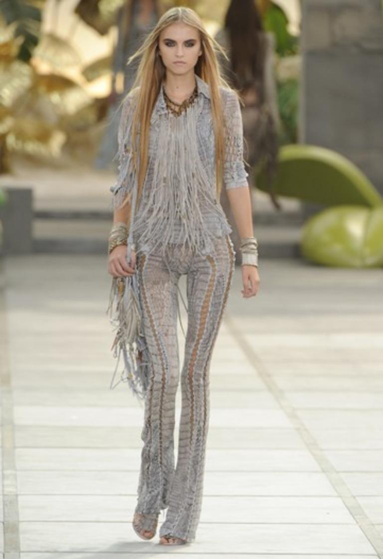 Grigio Roberto Cavalli, blazer in seta con stampa coccodrillo e pizzo, con un'etichetta in seta.