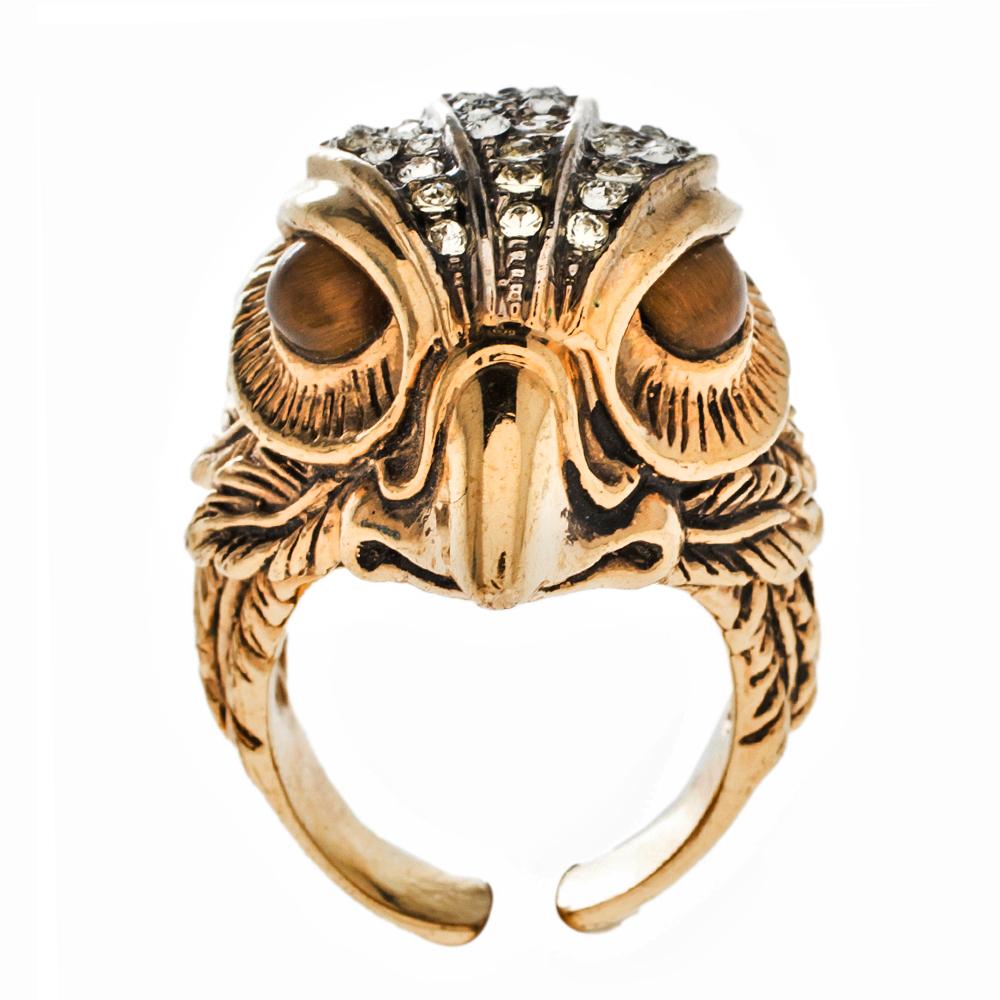 Exquisitely crafted from gold-tone metal, this cocktail ring from Roberto Cavalli is a feast to the eyes. It exhibits an eagle head at the top that is embellished with crystals. The band is open and hence, adjustable. Rich in details and brimming