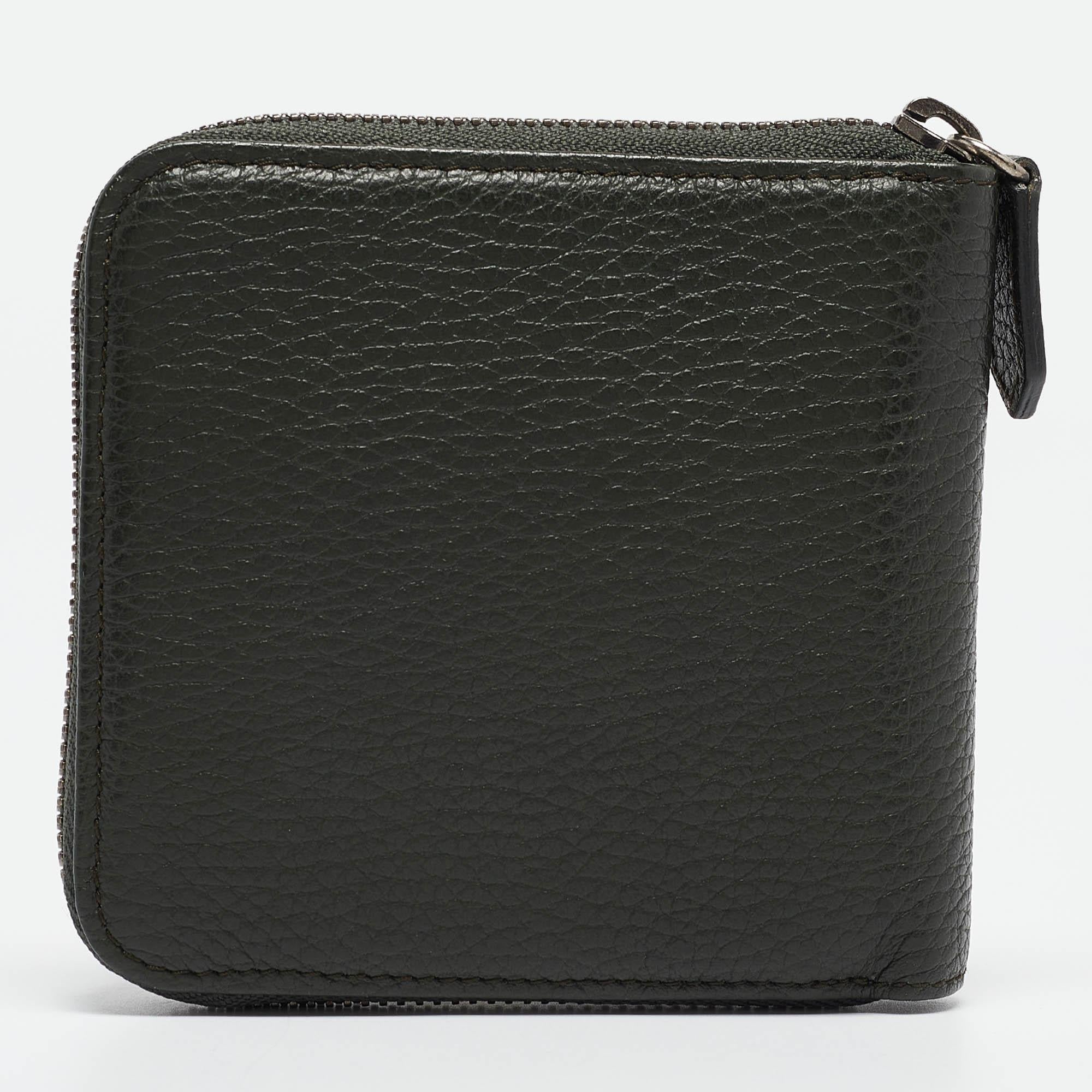 Roberto Cavalli Dark Green Leather Zip Around Wallet In Good Condition For Sale In Dubai, Al Qouz 2