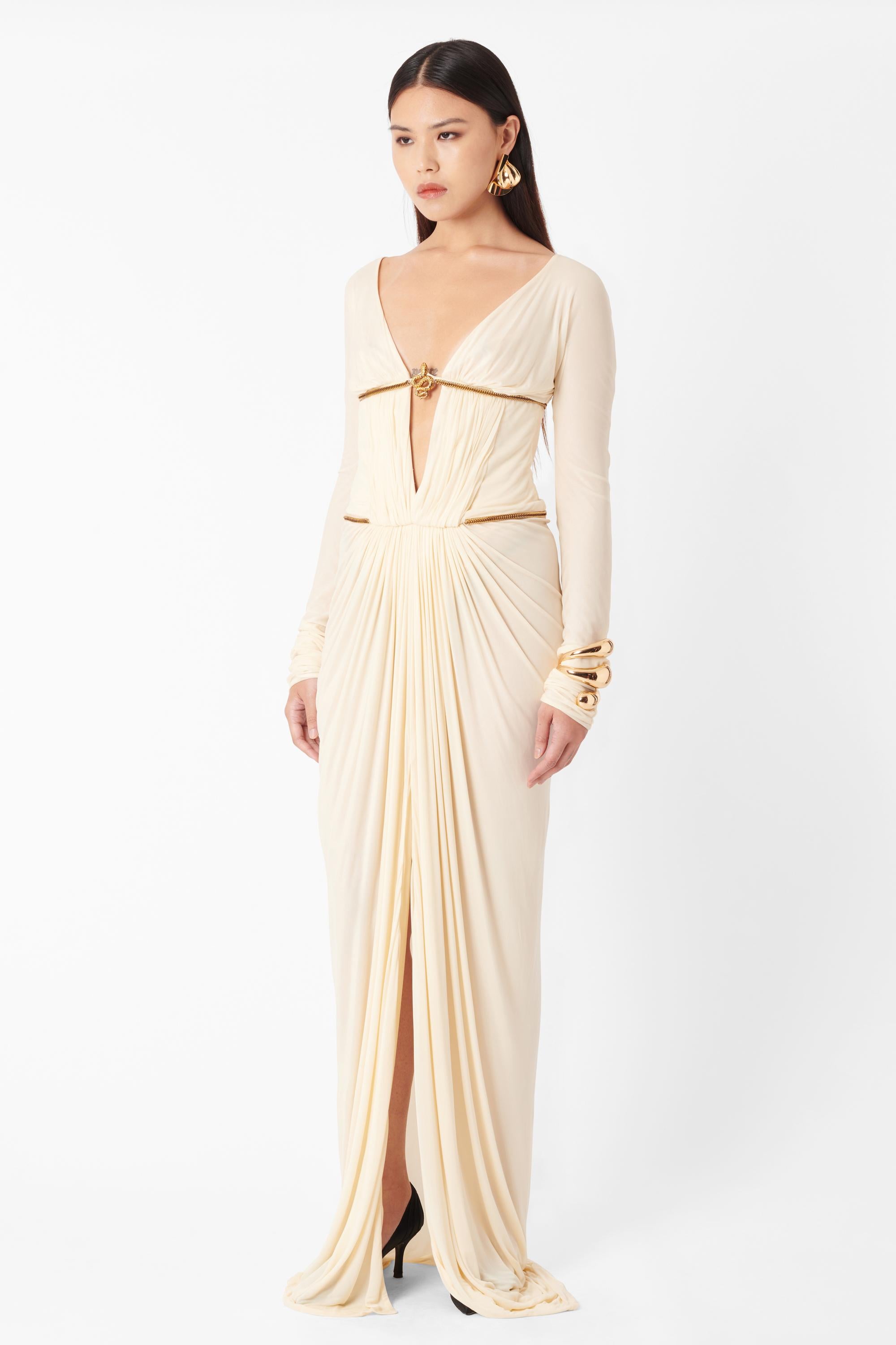 Vintage Deadstock Roberto Cavalli F/W 2007 Runway Cream Cleopatra Snake Dress. La robe présente des manches longues, un décolleté en V plongeant structuré, des chaînes dorées et des serpents dorés. Longueur maxi, fermeture à glissière invisible dans