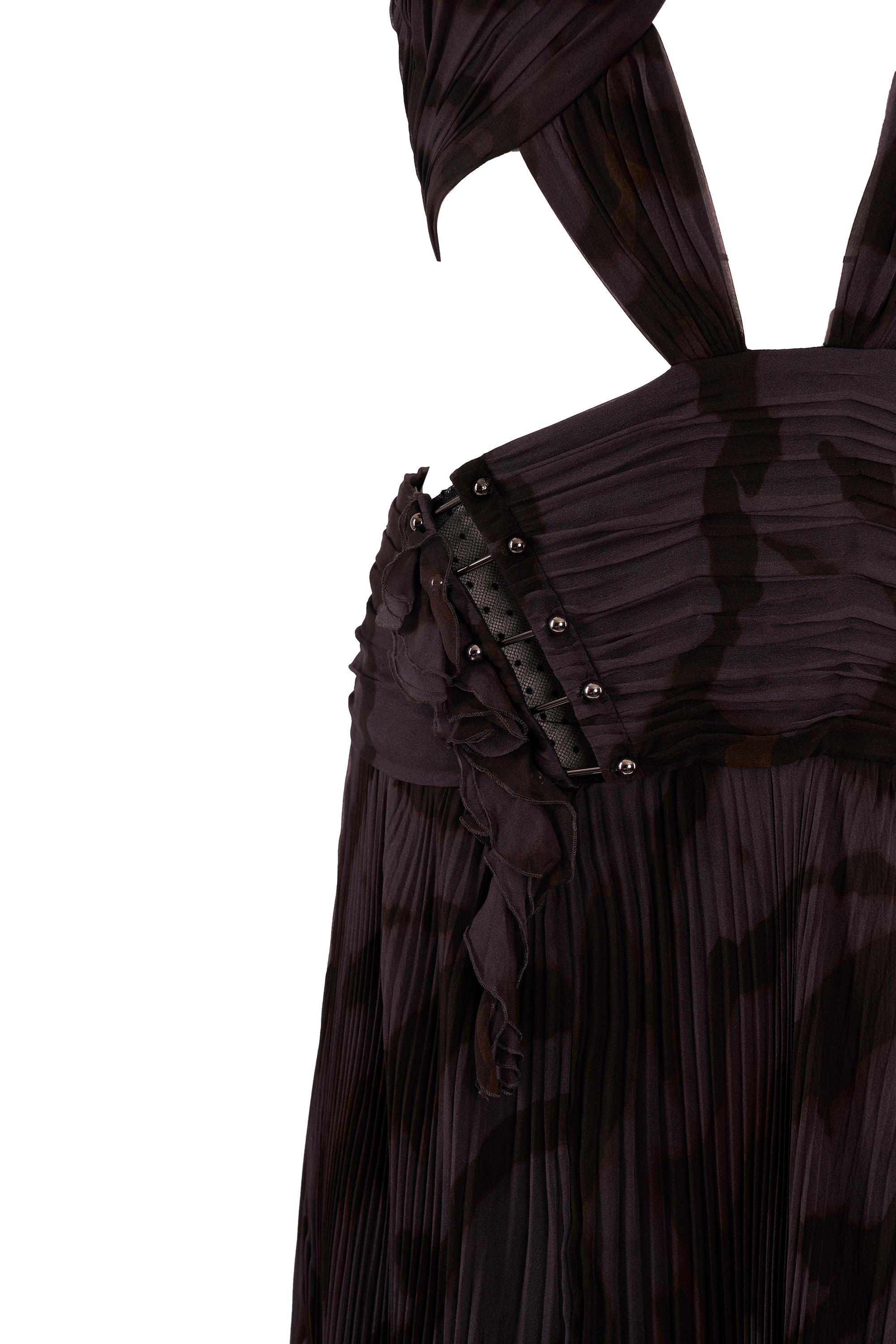 Roberto Cavalli maxi abito cut out grigio intenso. Fabrice in tessuto stampato nero e antracite. Corpetto a pieghe incrociate con spille e tagli in vita e sul fianco, lunghezza al pavimento, schiena aperta con spalline. Si chiude con una zip