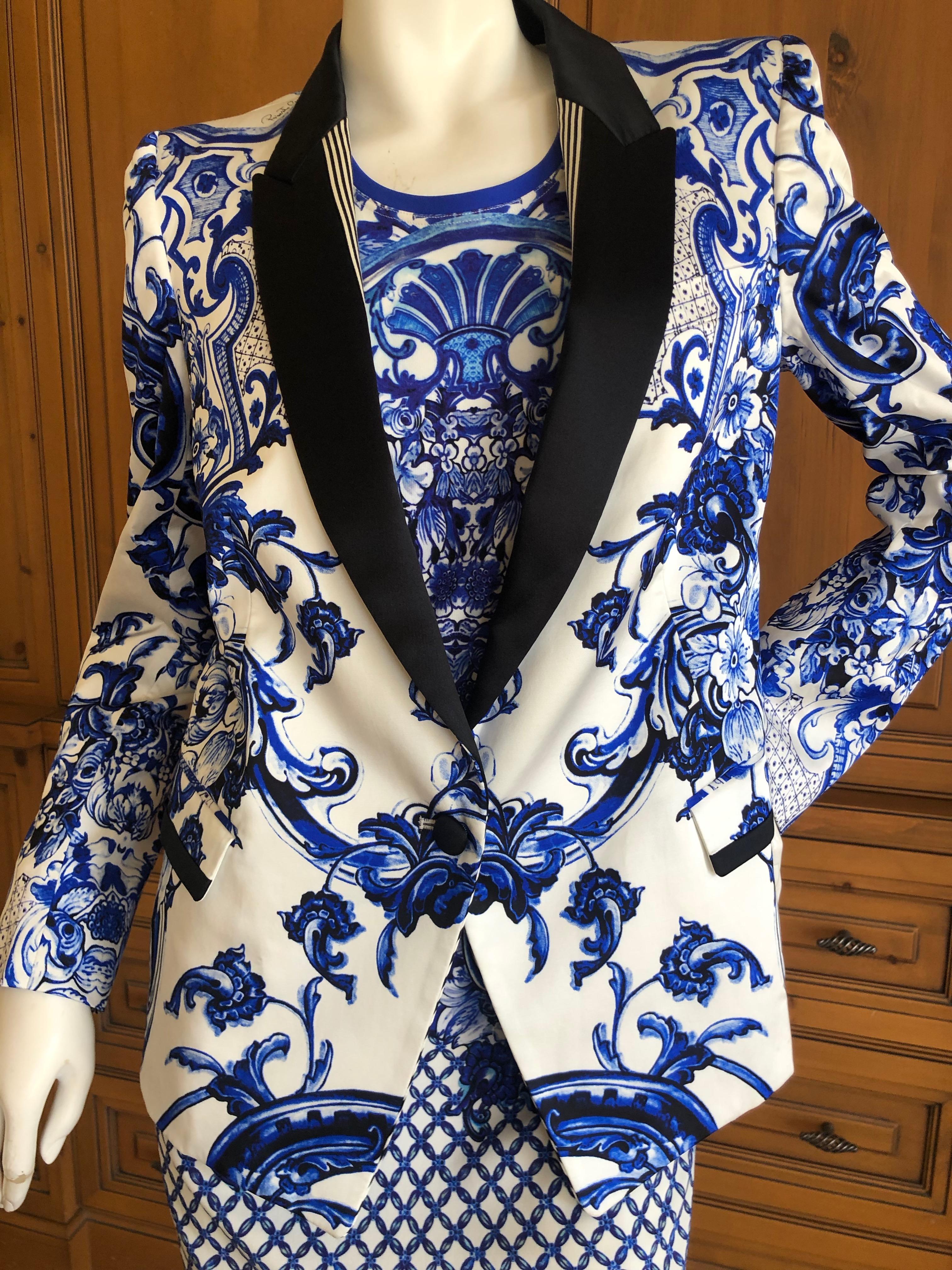Roberto Cavalli Delft Porcelain Pattern Pleated Silk Tuxedo Jacket
 So pretty, please use the zoom feature to see details.
Sharp pronounced shoulders.
Size 44

  Bust 40