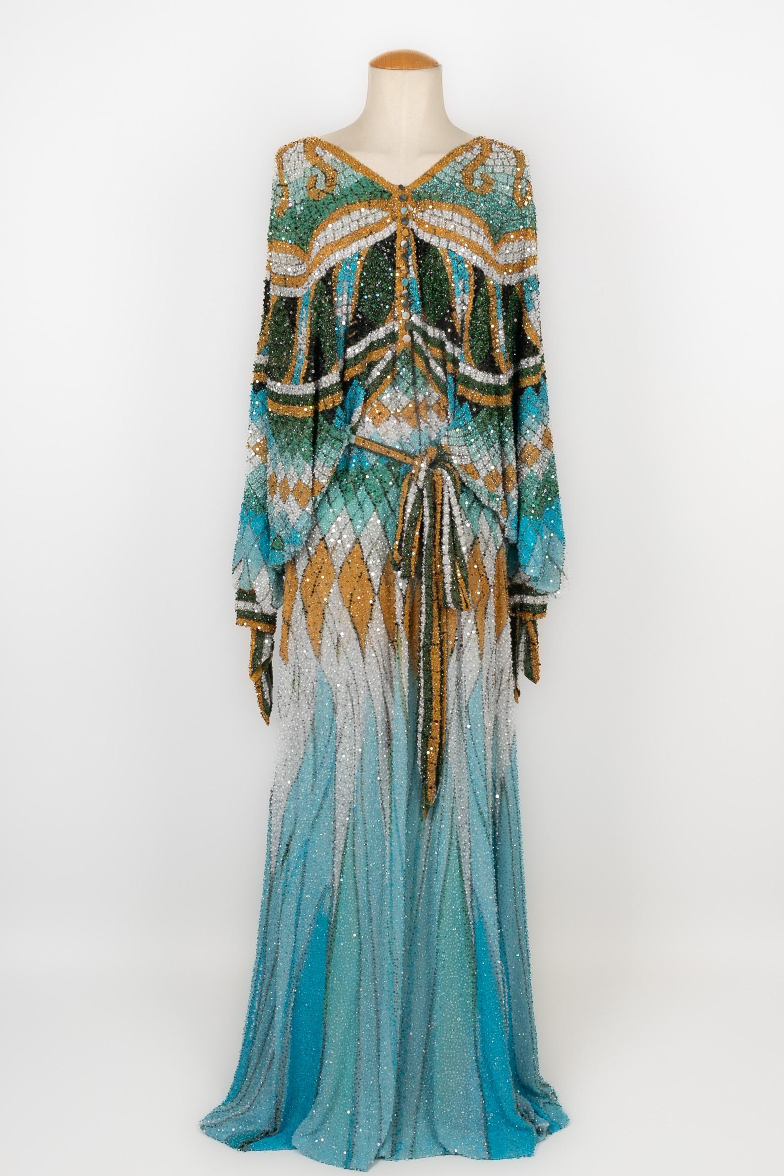 CAVALLI - (Made in Italy) Long-sleeved dress entirely embroidered with pearls and sequins in green, blue, yellow, and white tones. Size 42IT indicated, it fits a 38FR.

Condition:
Very good condition

Dimensions:
Shoulder width: 50 cm - Waist: 48 cm
