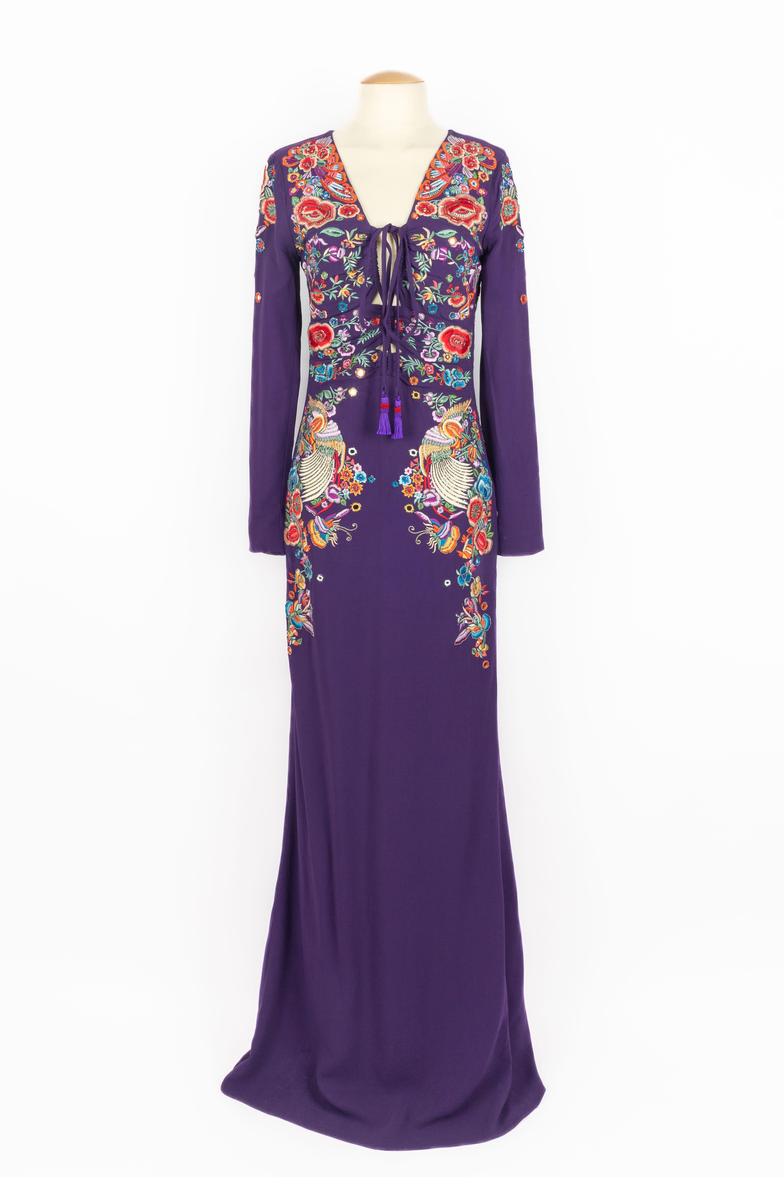 ROBERTO Cavalli - (Fabriqué en Italie) Longue robe violette ornée de broderies multicolores, de perles et de paillettes. Taille 40FR indiquée.

Condit :
Très bon état.

Dimensions :
Largeur des épaules : 40 cm - Poitrine : 41 cm - Taille : 32 cm -