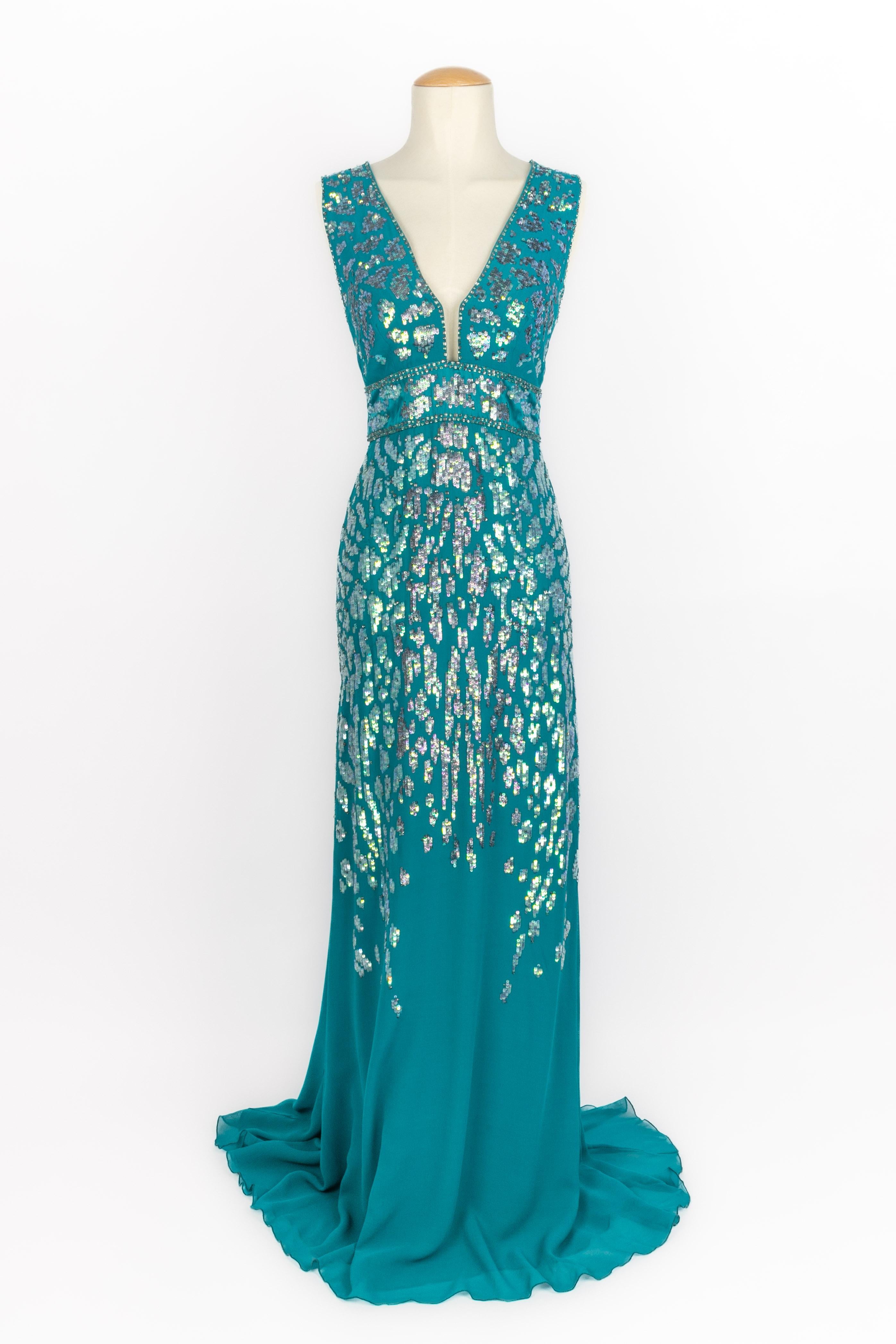 Roberto Cavalli - Abito lungo blu senza maniche ricamato con perle e paillettes. La taglia 40IT indicata, corrisponde a una 36FR.

Condizioni:
Ottime condizioni

Dimensioni:
Petto: 40 cm - Vita: 32 cm - Lunghezza: 170 cm

SKU:VR527