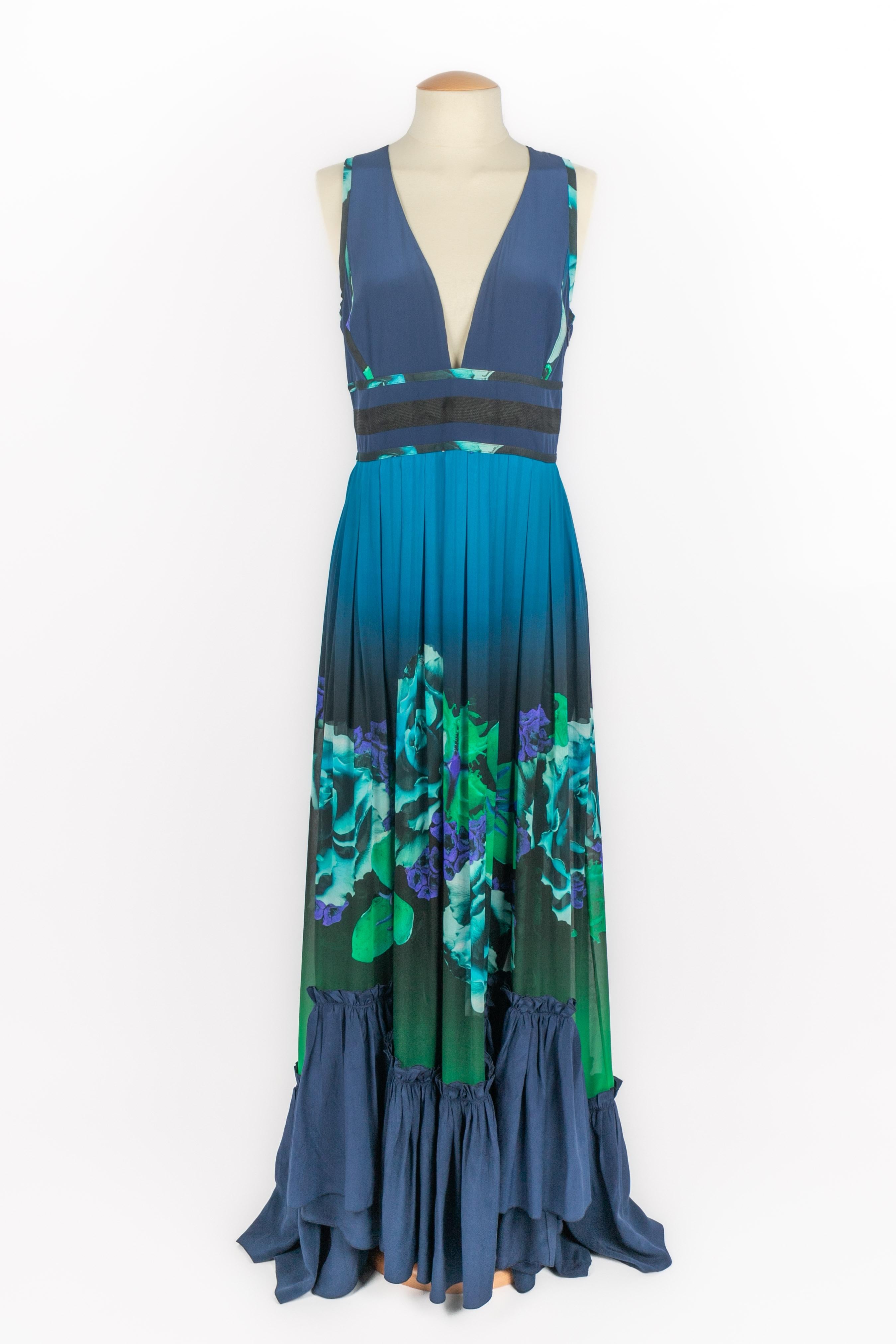 Cavalli - (Fabriqué en Italie) Robe longue en soie imprimée de fleurs dans les tons bleus. Taille 42IT indiquée, convient à un  38FR.

Condit :
Très bon état.

Dimensions :
Poitrine : 45 cm - Taille : 35 cm - Longueur : 137 cm

SKU:VR512