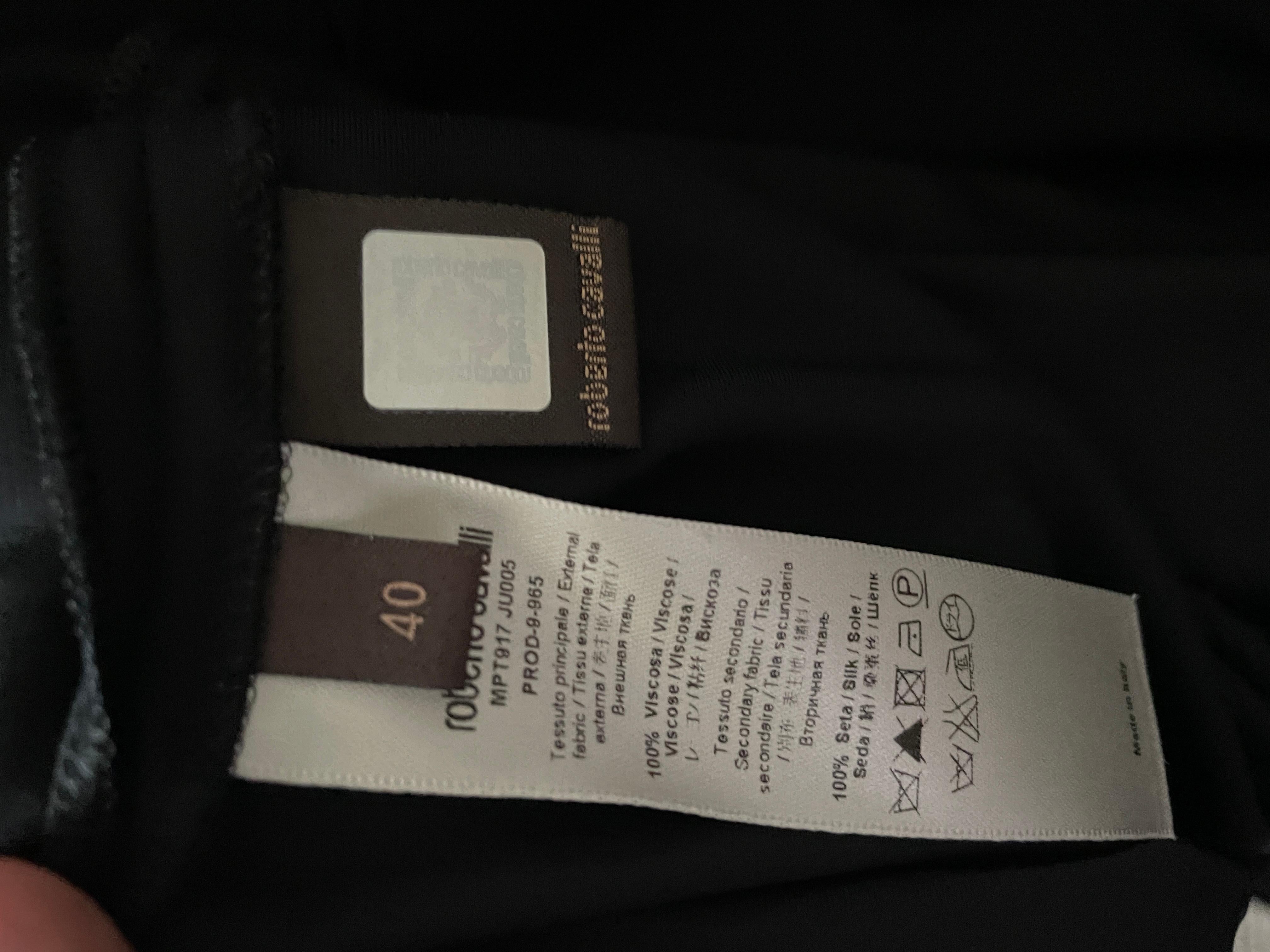 Roberto Cavalli Elegantes schwarzes Vintage-Abendkleid mit tiefem Ausschnitt und Rüschen im Angebot 4