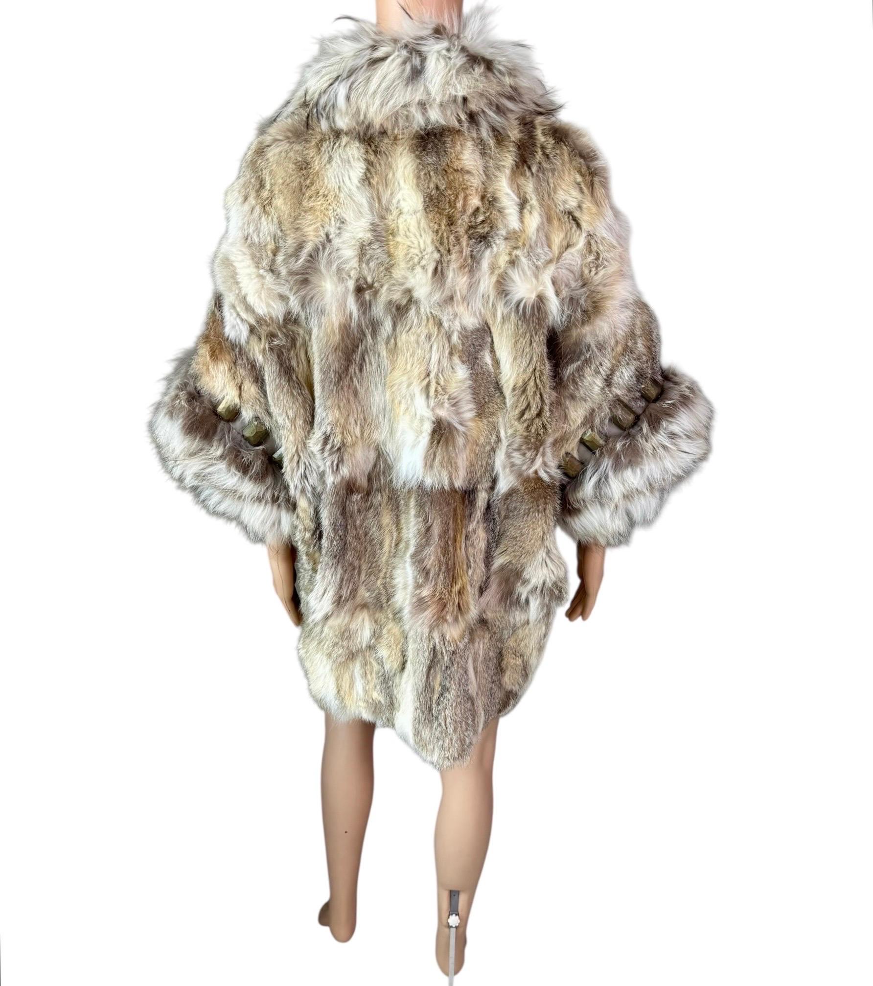 Roberto Cavalli - Giacca a mantello in pelliccia di pecora di volpe impreziosita da borchie - Coates In condizioni buone in vendita a Naples, FL