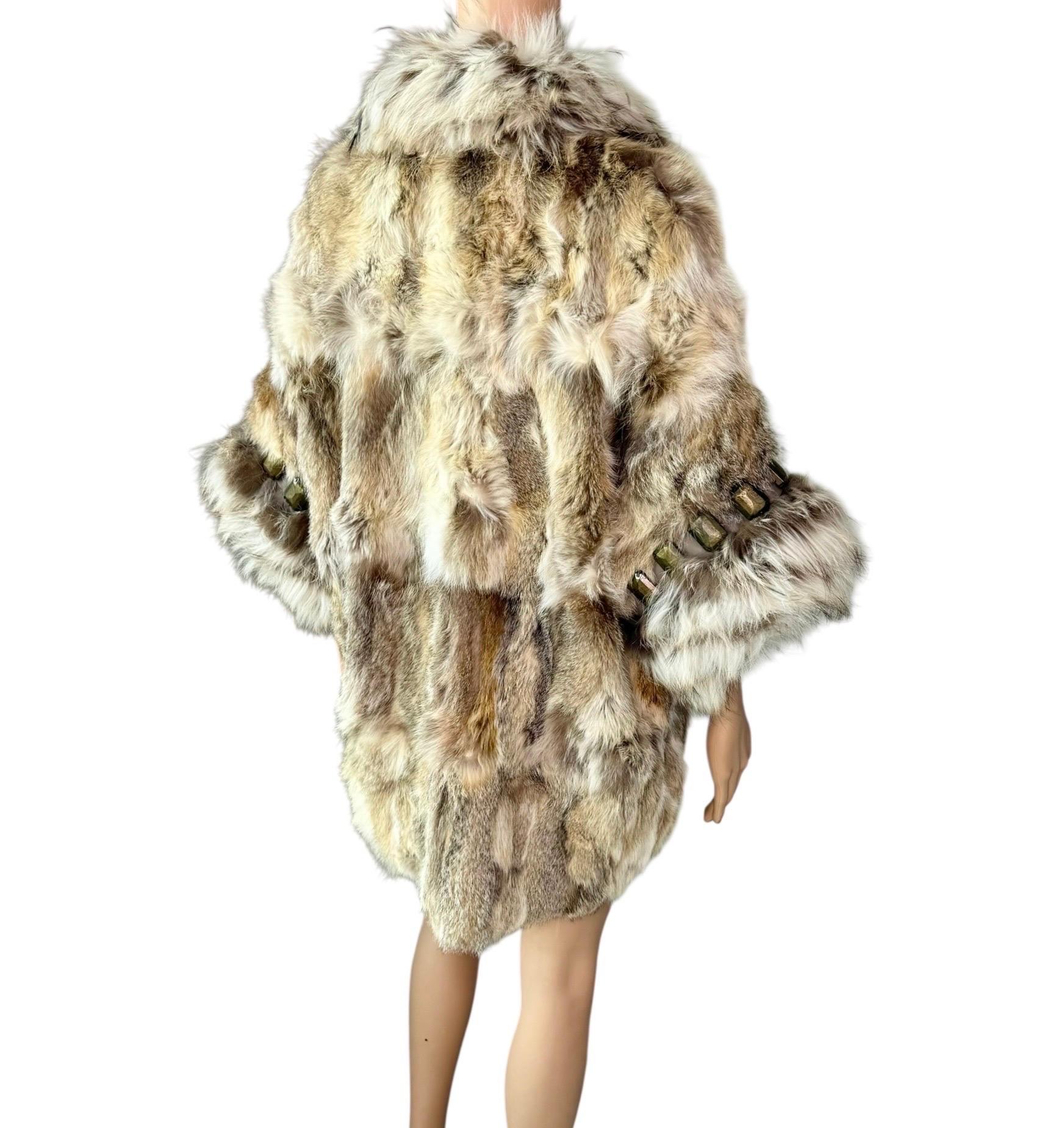 Roberto Cavalli - Giacca a mantello in pelliccia di pecora di volpe impreziosita da borchie - Coates in vendita 4
