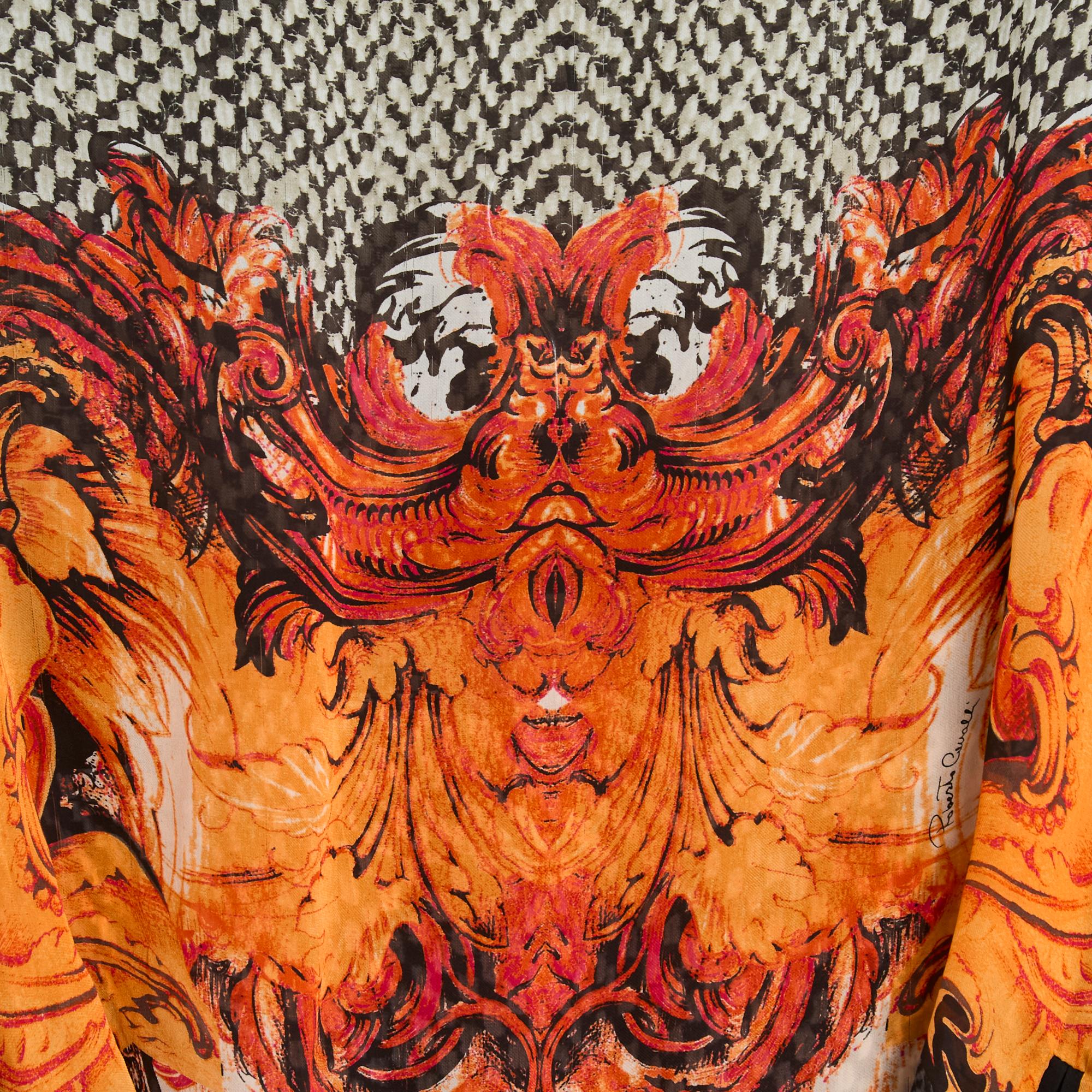 Roberto Cavalli set composed of a silk chiffon top like a large rectangle, boat neck, 2 seams on each side to close the top and 2 small loops to slip on the removable belt, unlined, and soft knit pants , very slightly flared straight cut, closed