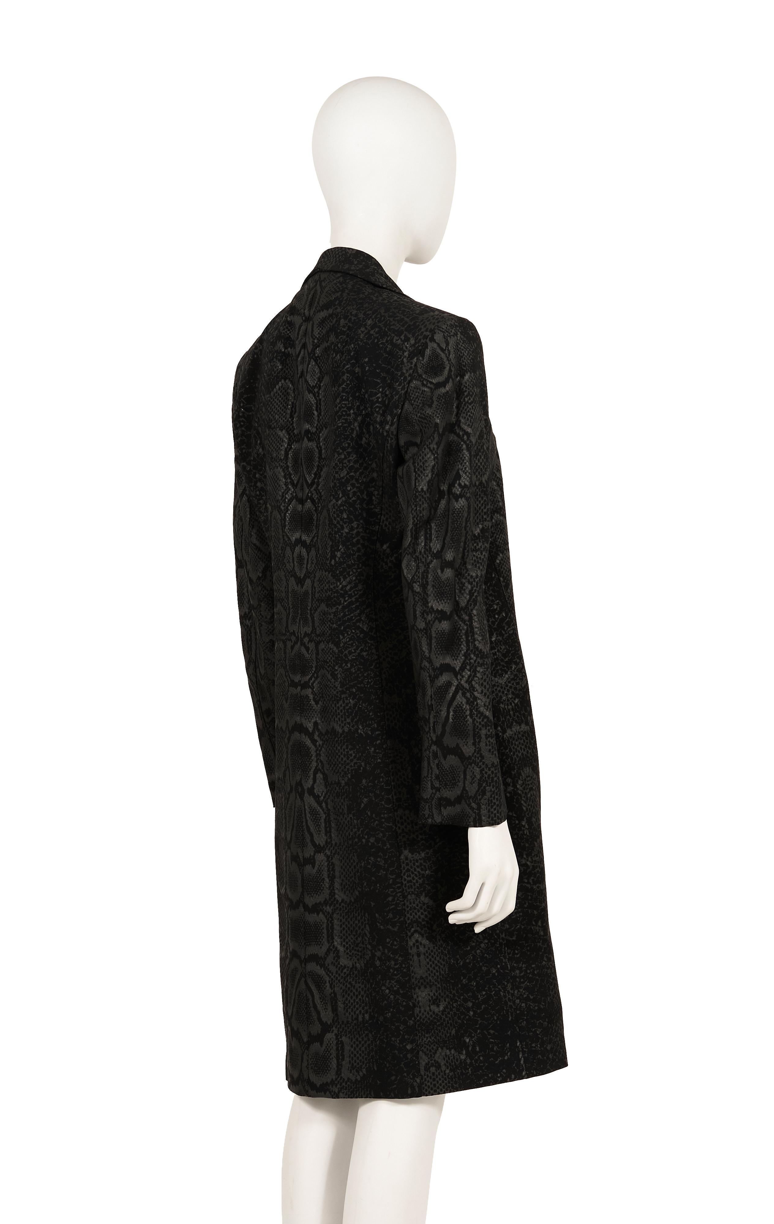 - Roberto Cavalli Fall Winter 1998 collection
- Sold by Gold Palms Vintage 
- Reflective black snakeskin print coat
- Wool/viscose blend
- Size M

Measurements (laid flat)
 
Shoulder length: 41 cm / 16.1 inch
Bust: 42 cm / 16.5 inch
Length: 94 cm /