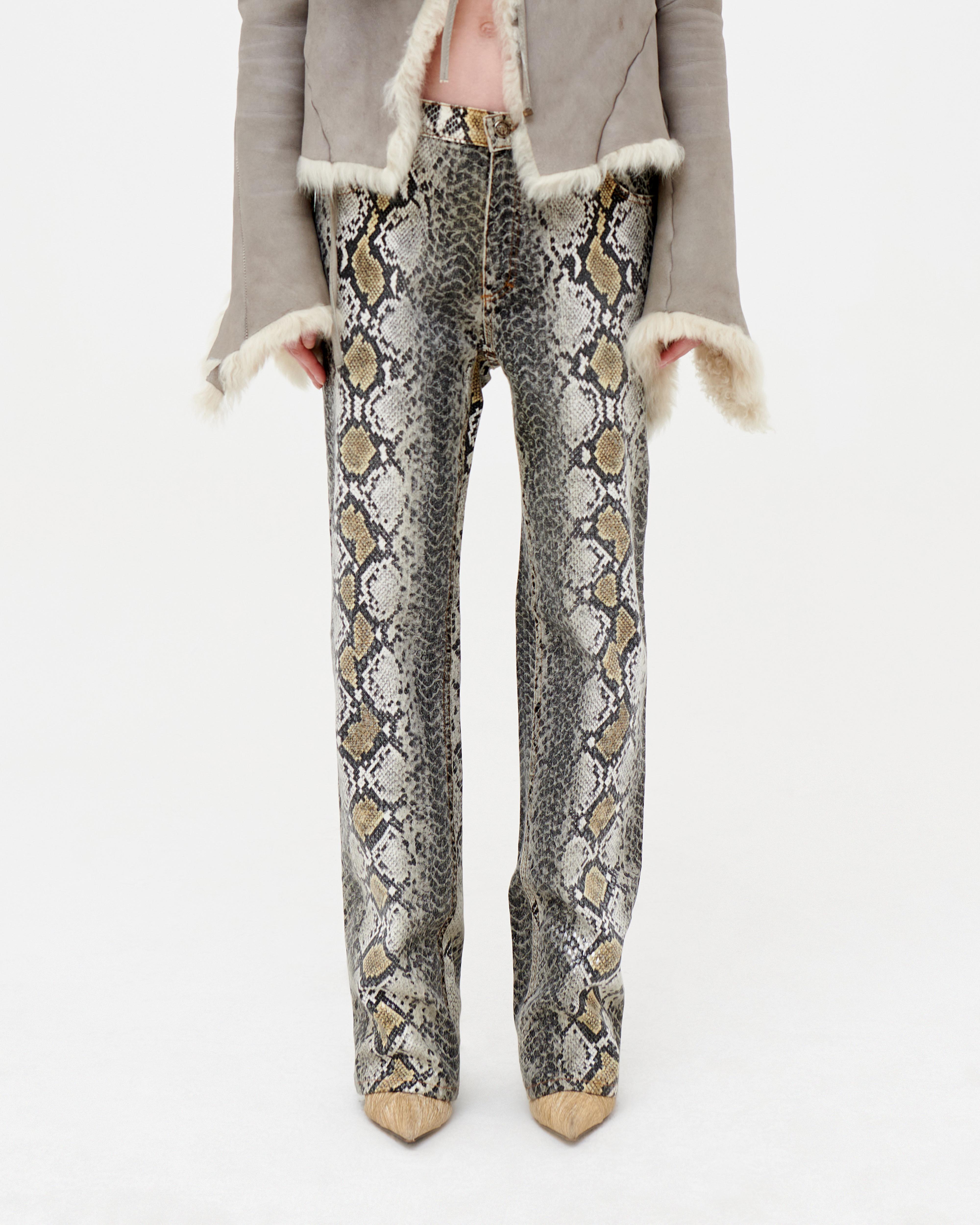 • High-waist denim pants
• Green snakeskin print 
• 