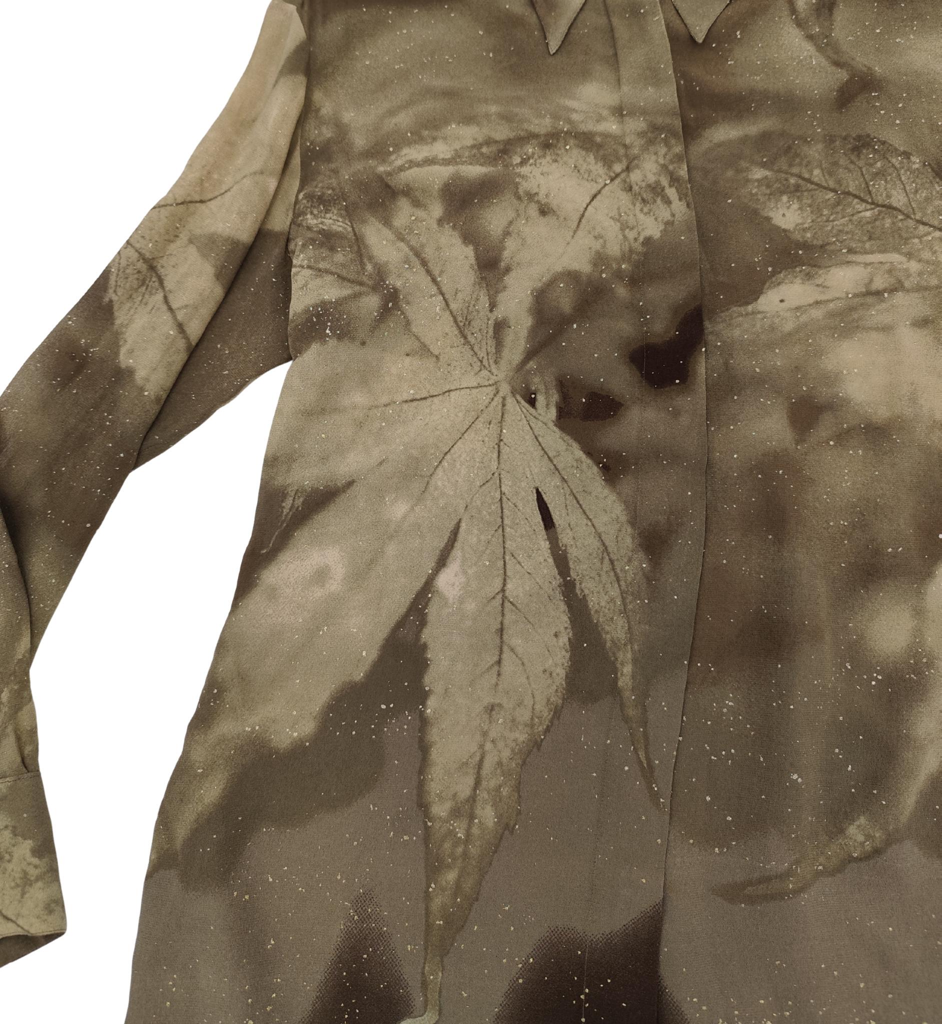 Roberto Cavalli A/I 1999: camicia in seta verde con stampa di foglie di cannabis in vendita 6