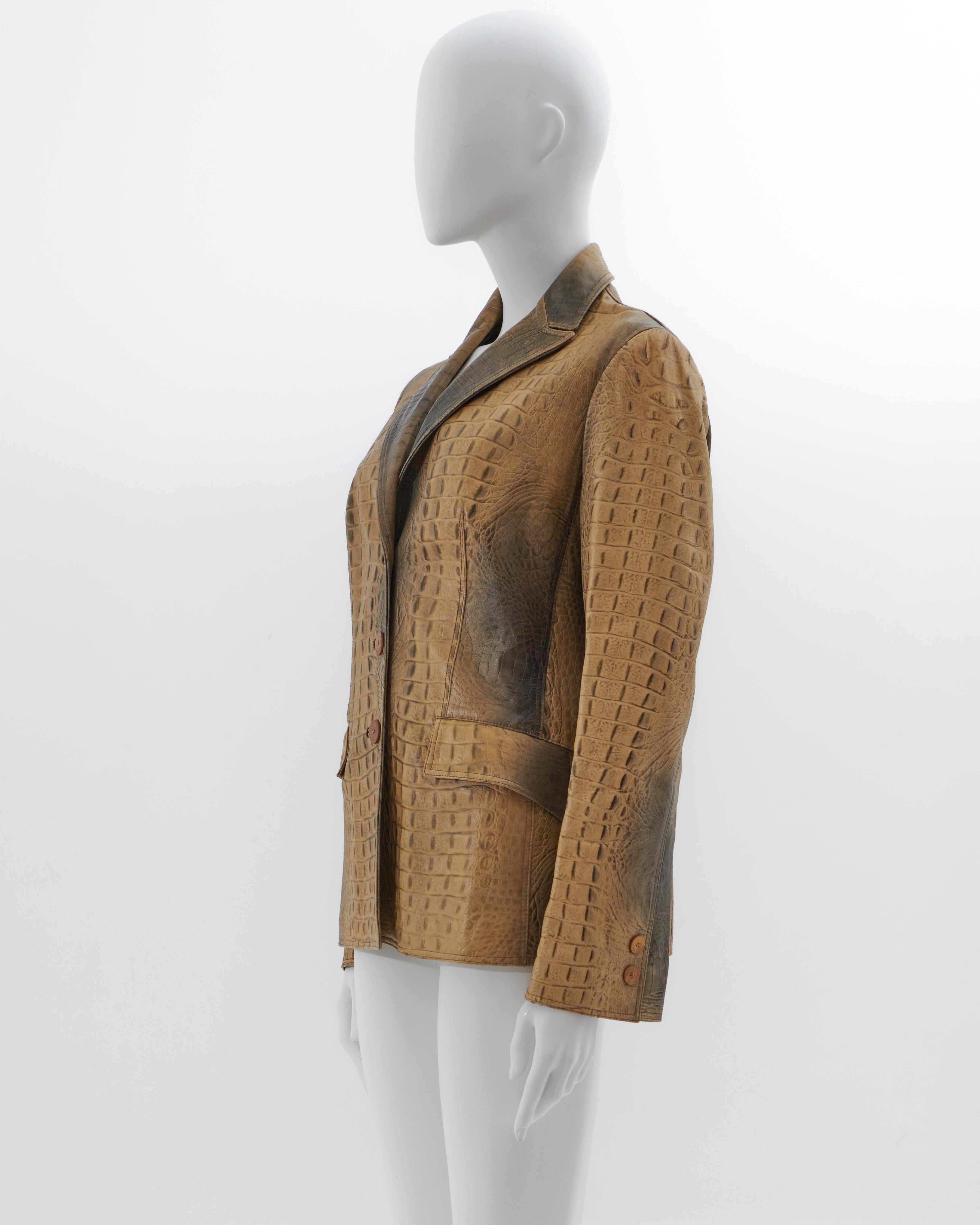 - Roberto Cavalli beige croc-embossed leather jacket
- Sold by Skof.Archive
- Fitted to the body 
- Frontal button closure 
- Fall-Winter 2000
- Made in Italy

Condition: Excellent

Size: FR 38 - IT 42 - UK 10 - US 8 (EU)

Composition: 100% Leather