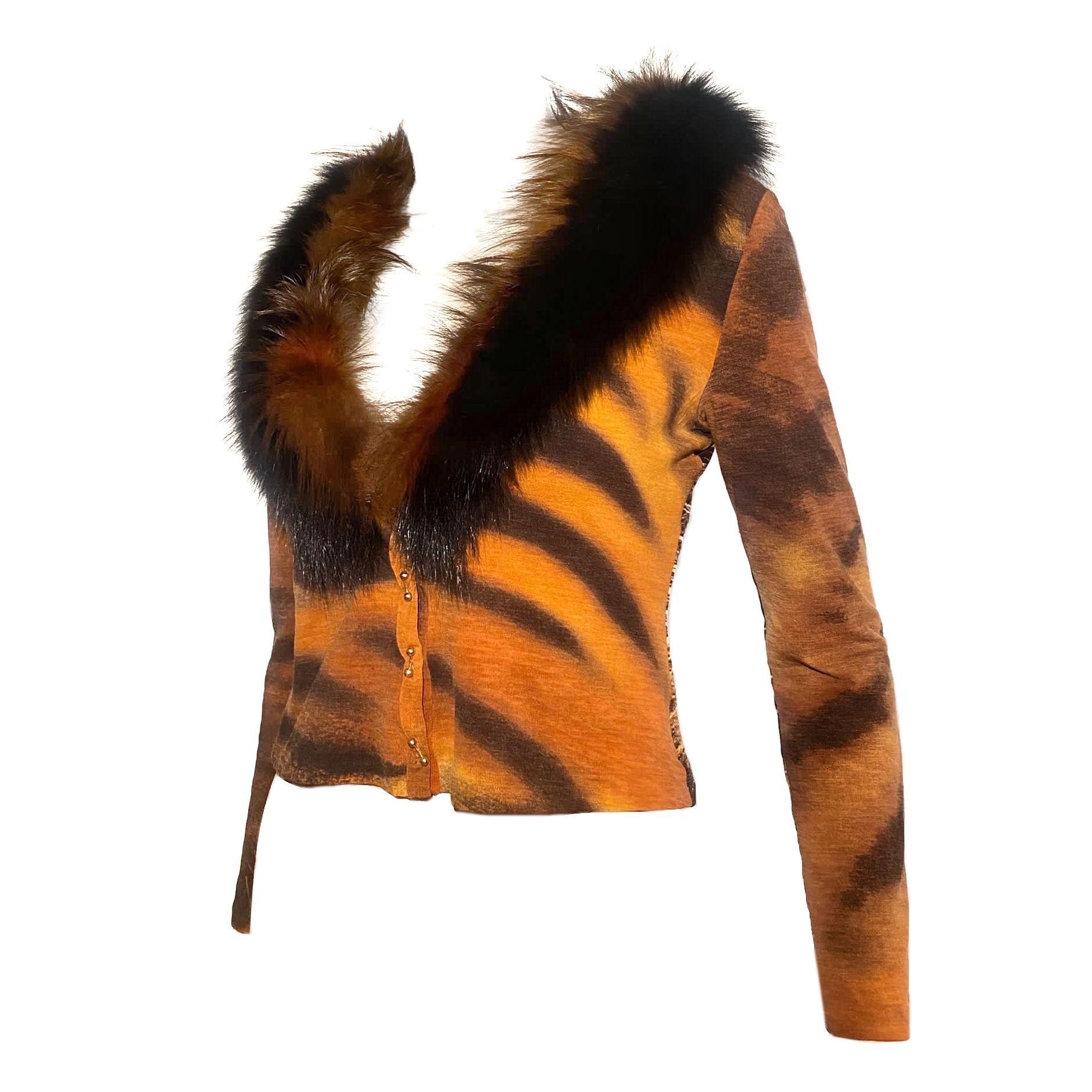Roberto Cavalli wool knit cardigan with gold buttons and fur trim, featuring the Tiger print from the Fall/Winter 2000 collection.

Size M

Shoulder to shoulder: 39 cm / 15,3 inch
Pit to pit: 40 cm / 15,7 inch 
Sleeve length (from shoulder) : 52.5