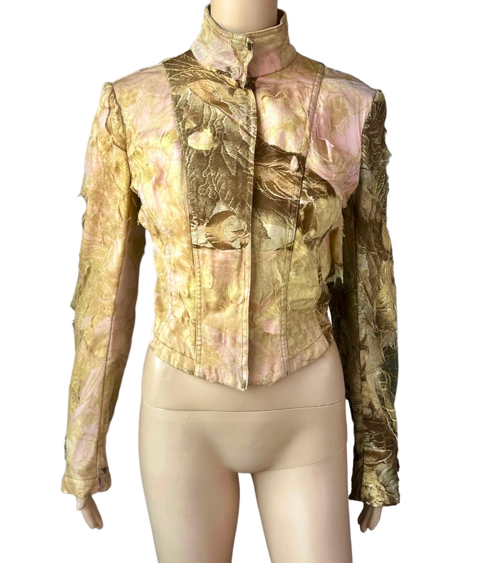 Roberto Cavalli - A/I 2001 - Giacca in seta Denim Distressed Coat 

Dimensioni: Piccolo

Condizioni: Eccellente, si prega di notare che lo strato superiore di seta è volutamente strappato/disteso su tutta la superficie per esporre lo strato