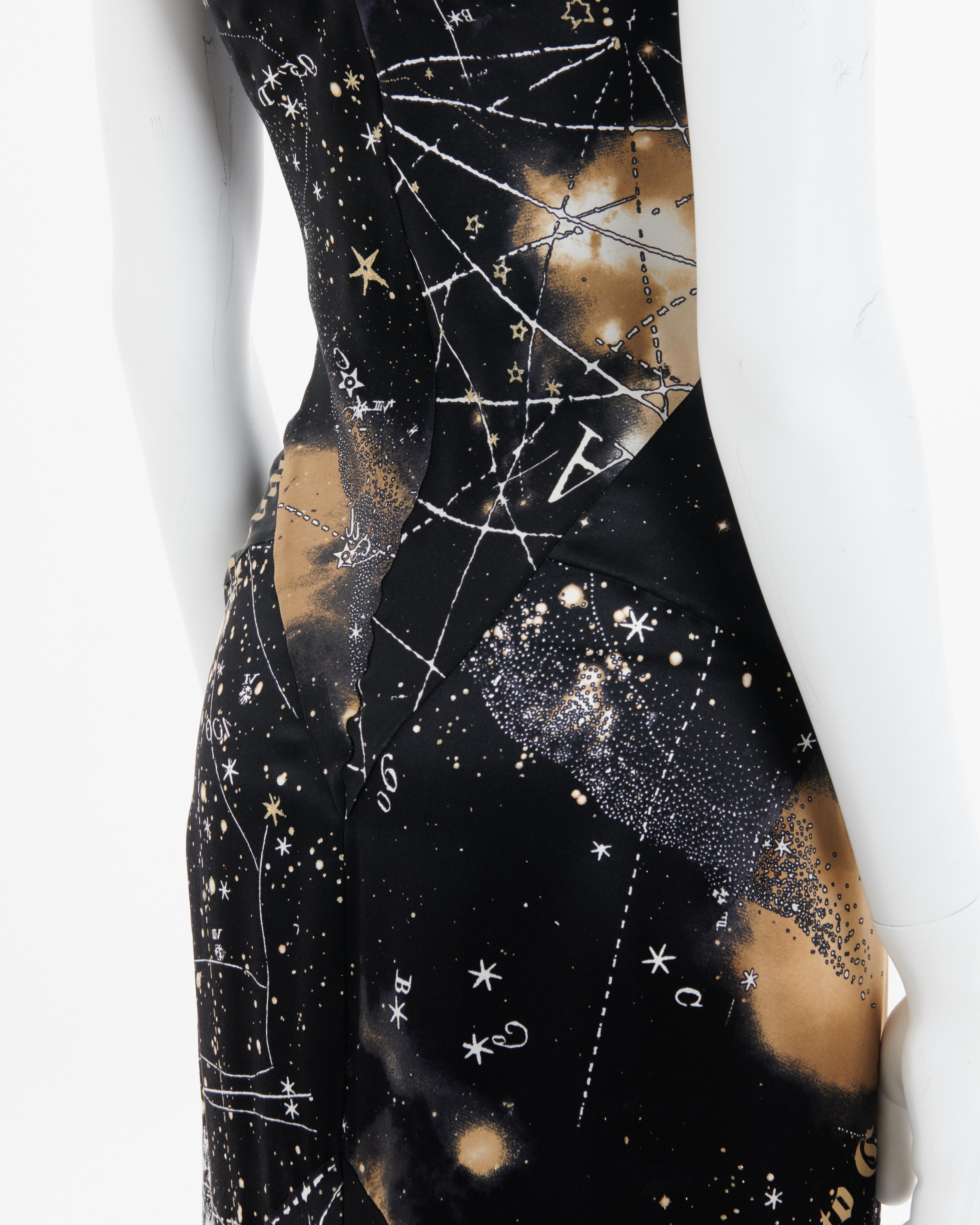 Roberto Cavalli F/W 2003 Schwarzes Abendkleid aus Seide mit Schrägschnitt und 'Astrologie'-Druck im Angebot 1